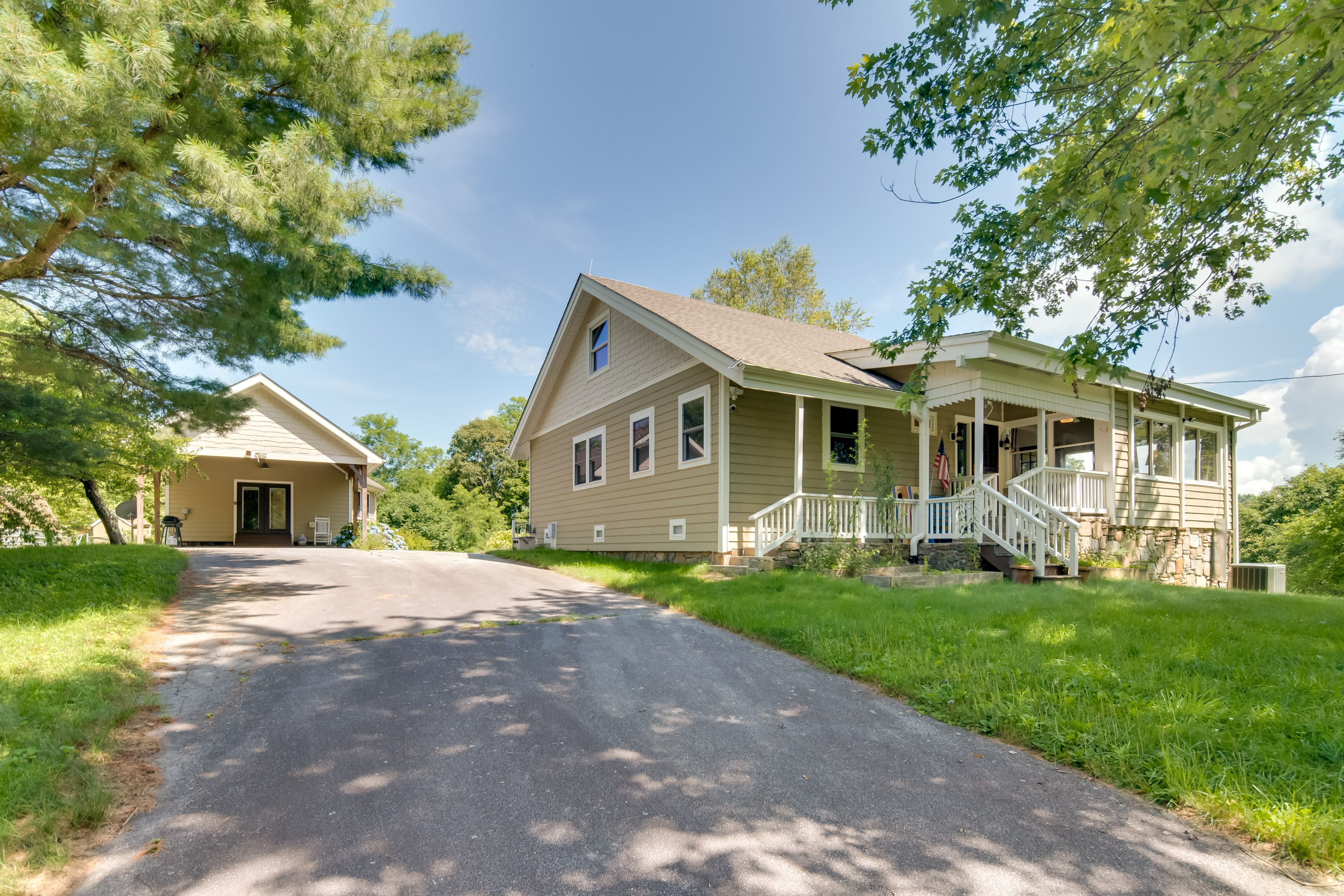 Parking | Driveway (5 Vehicles) | Carport (1 Vehicle)