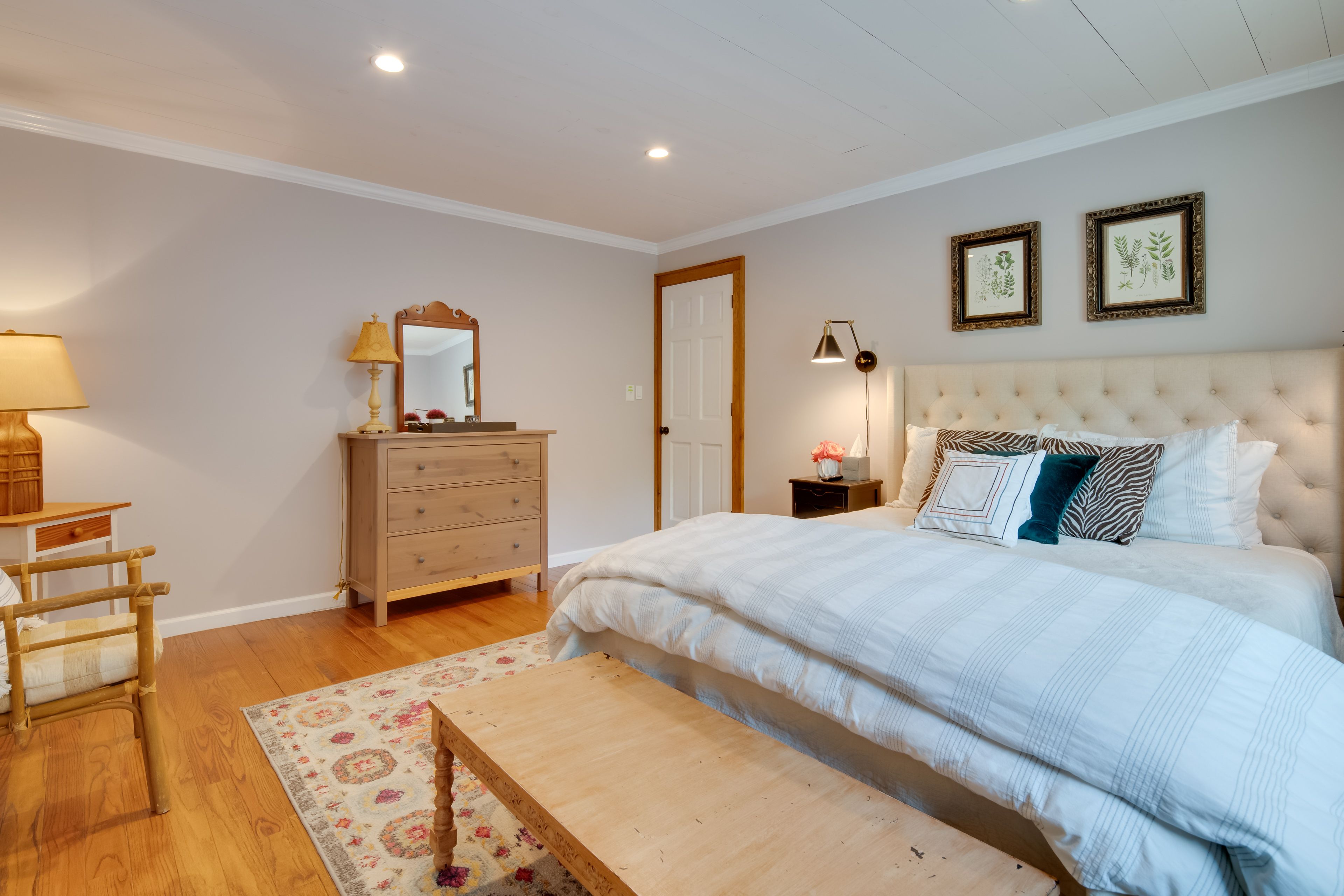 Bedroom 1 | Queen Bed | Main House | 1st Floor