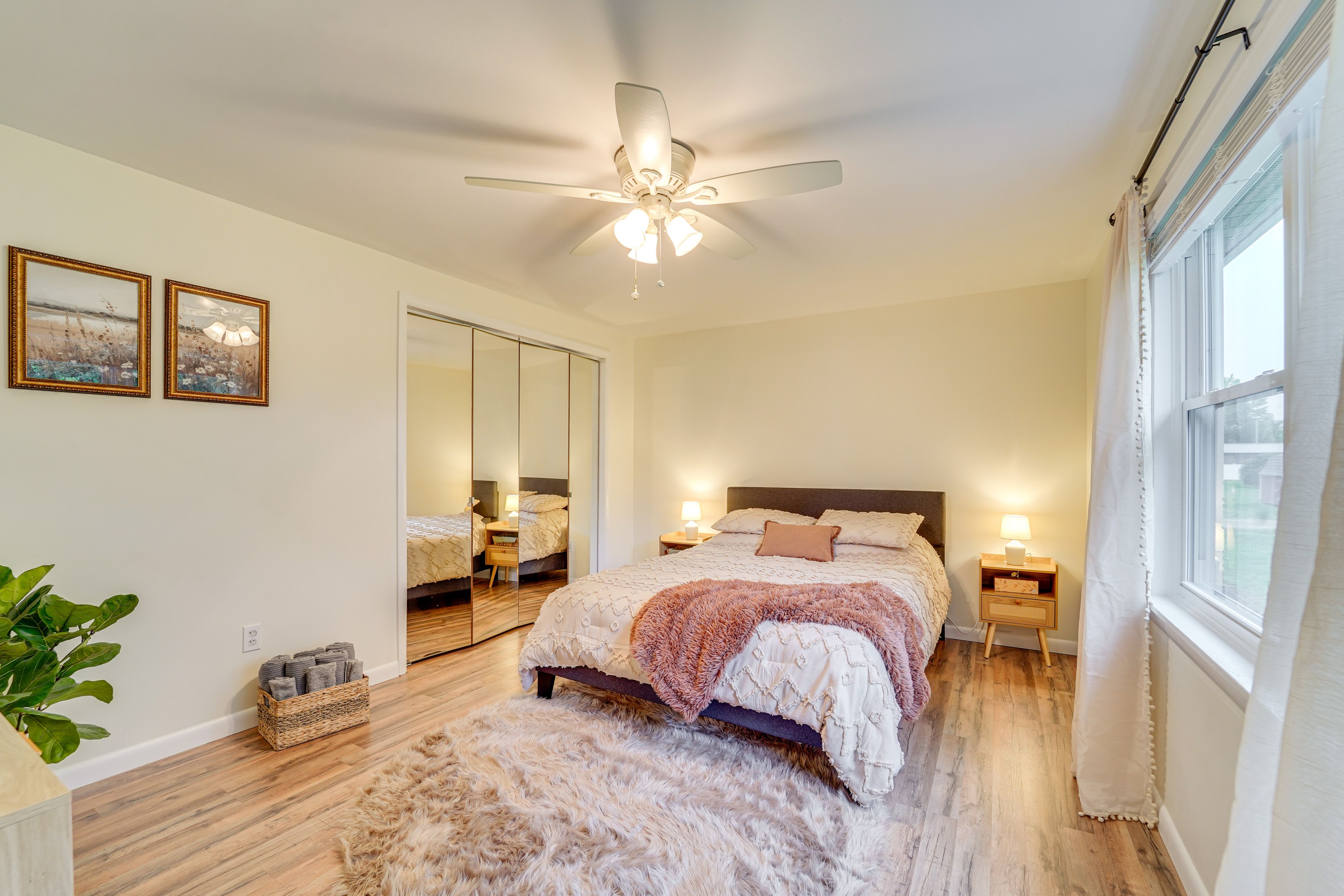 Bedroom 1 | Queen Bed
