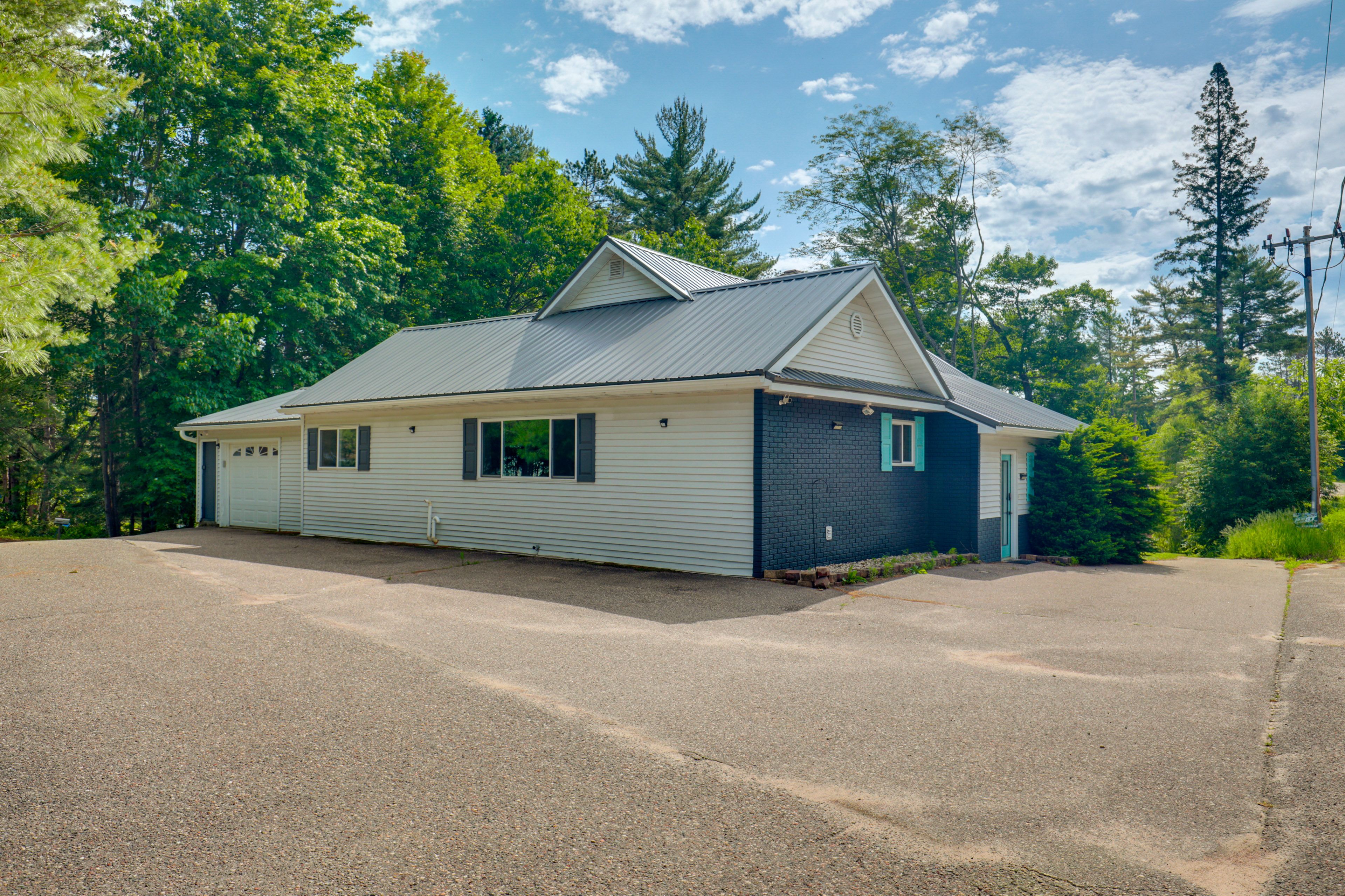Parking | Garage (1 Vehicle) | Driveway (4 Vehicles) | Boat Trailer Parking