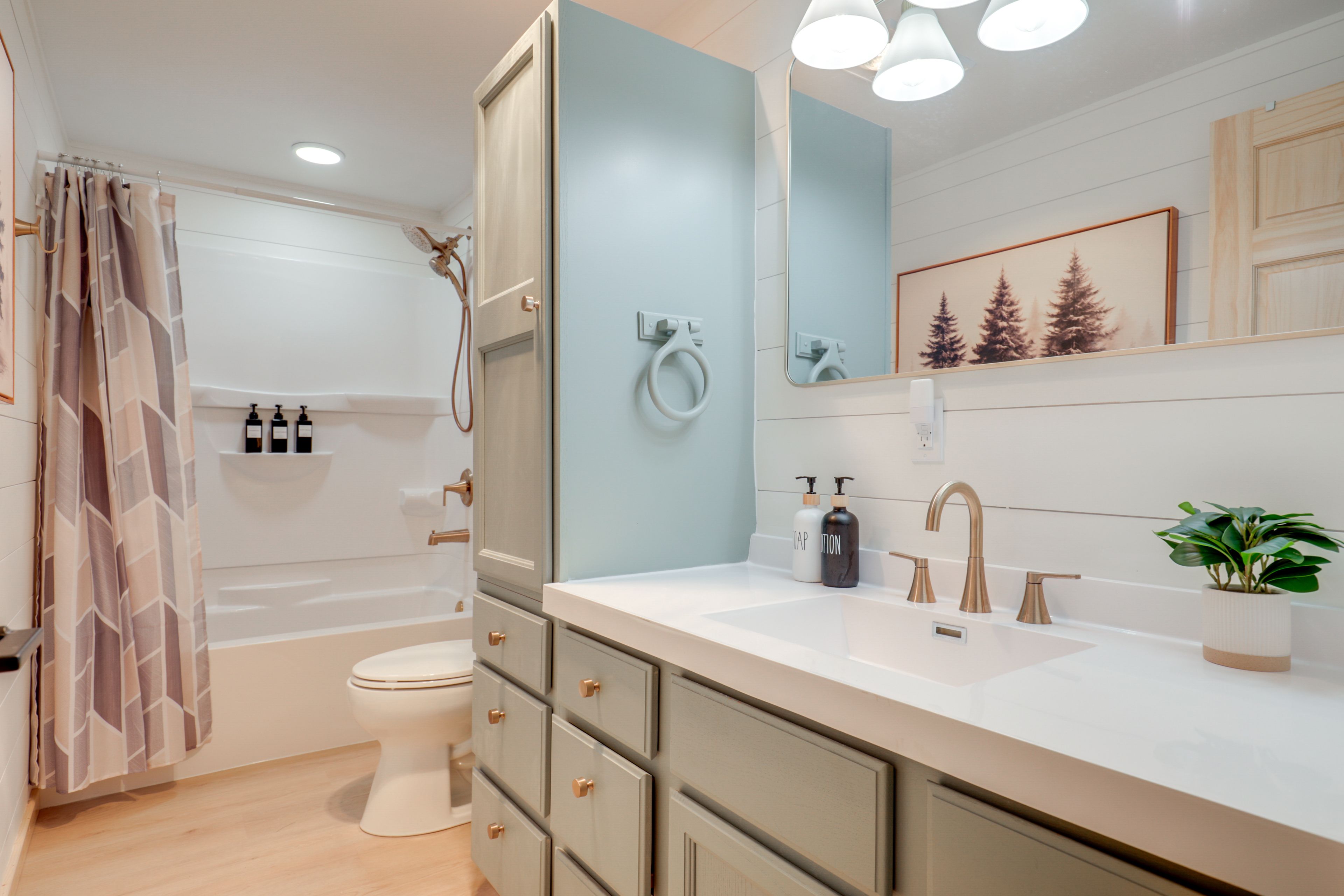 Full Bathroom | 1st Floor | Complimentary Toiletries | Hair Dryer