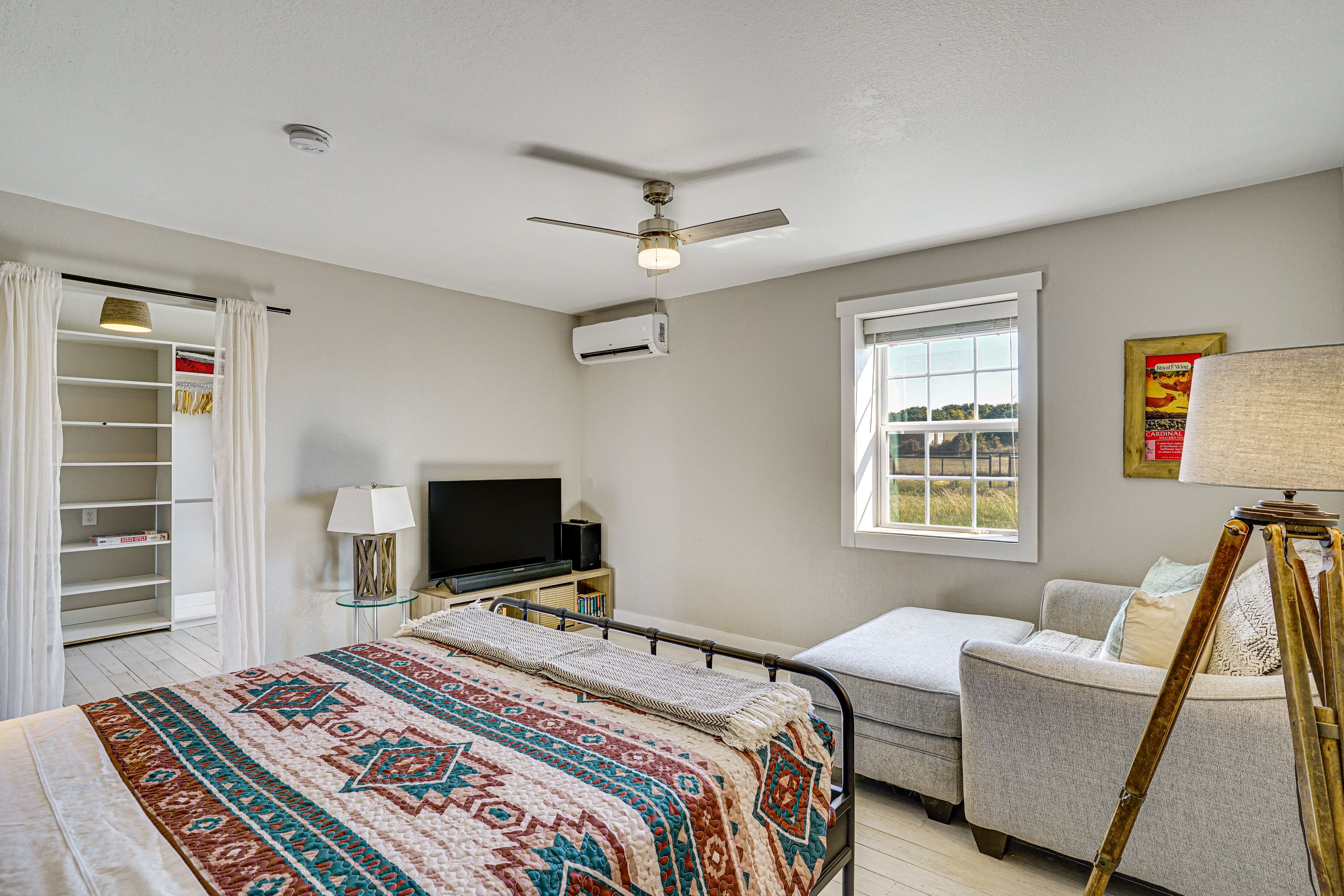 Bedroom | Queen Bed | Linens Provided | Smart TV