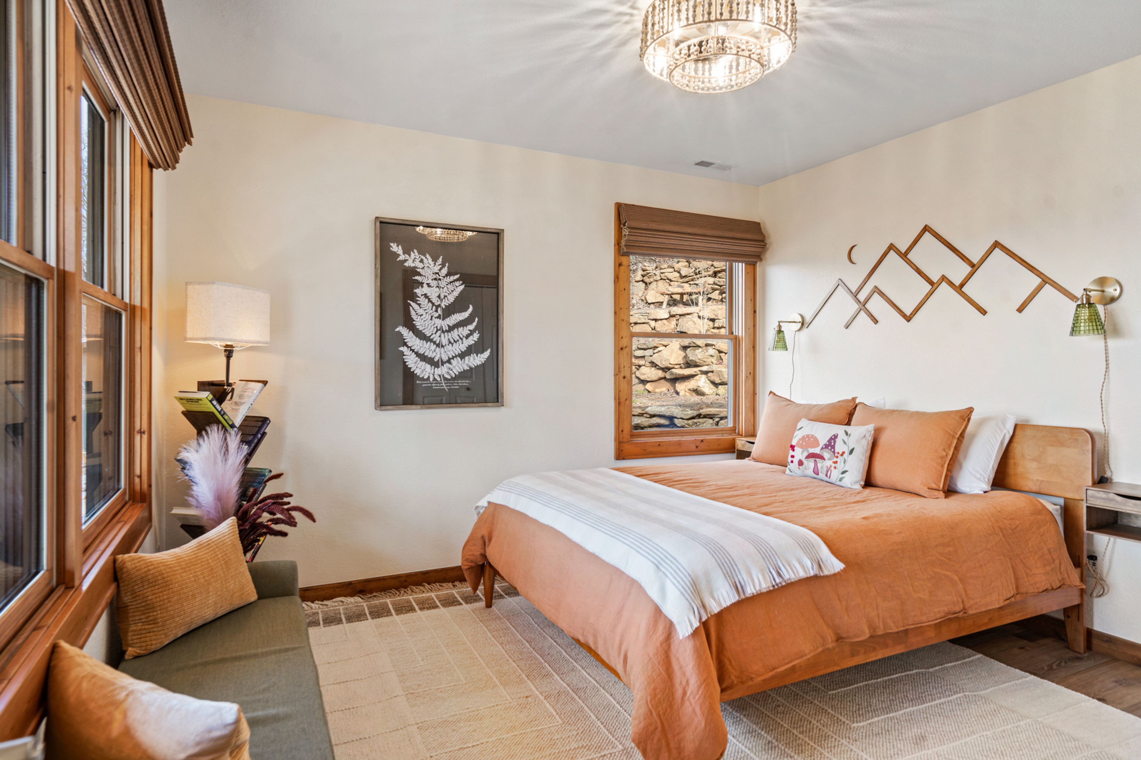 Primary Bedroom | Queen Bed