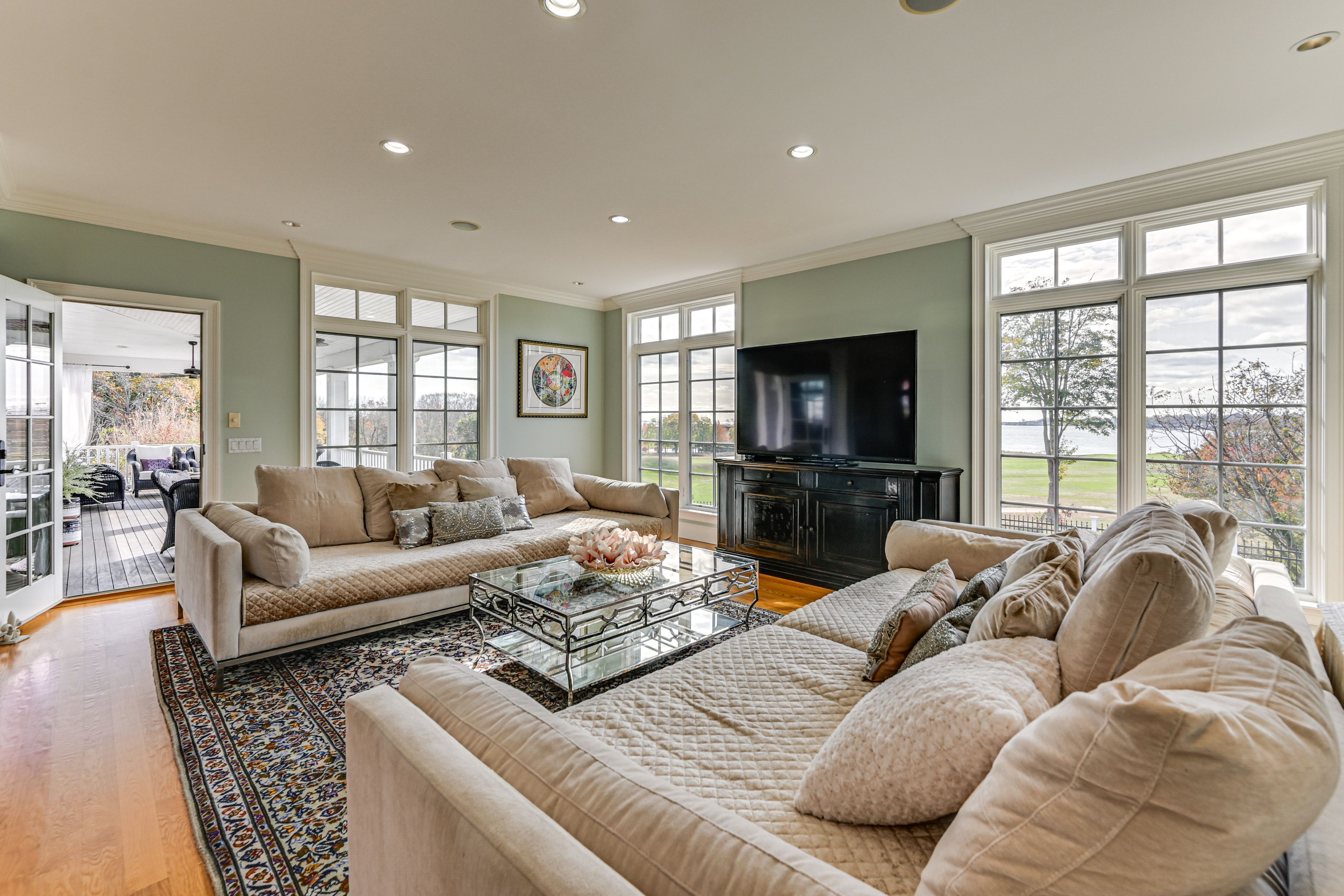 Living Room | 1st Floor | Smart TV | Free WiFi | Central A/C & Heating