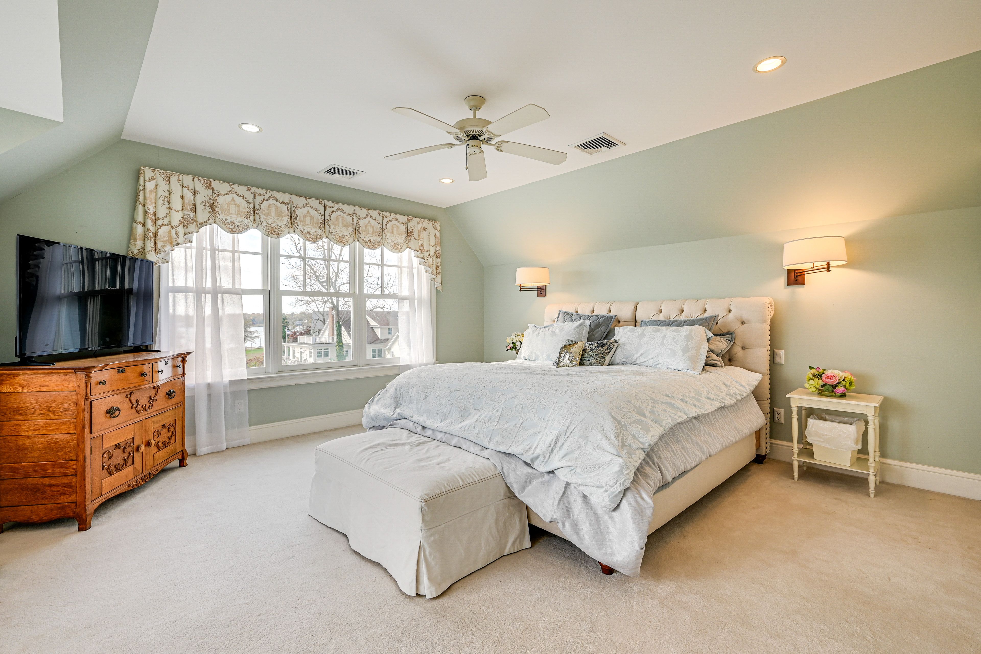 Bedroom 1 | King Bed | 2nd Floor | Smart TV | En-Suite Bathroom