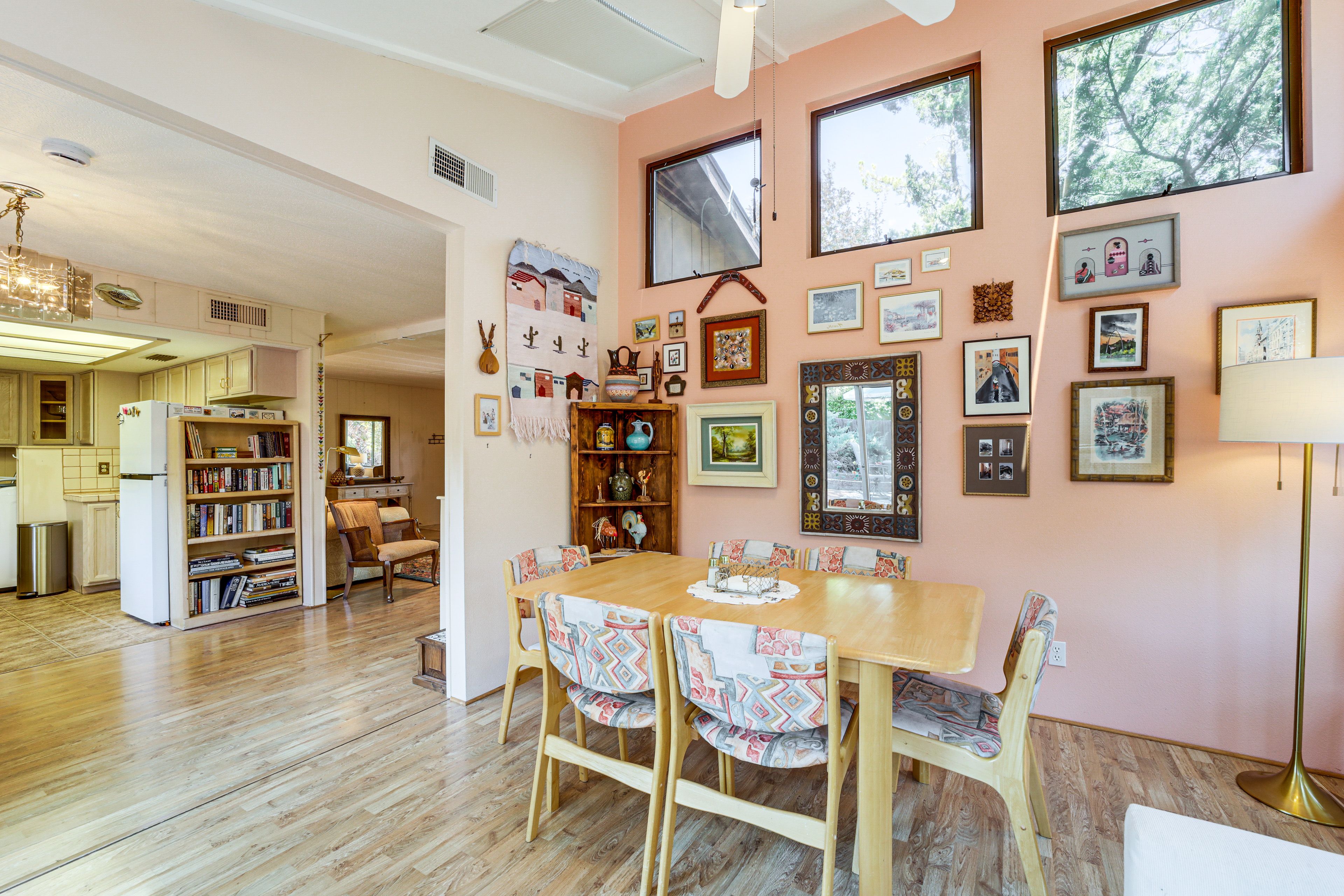 Arizona Room | Twin Sleeper Sofa | Dining Area