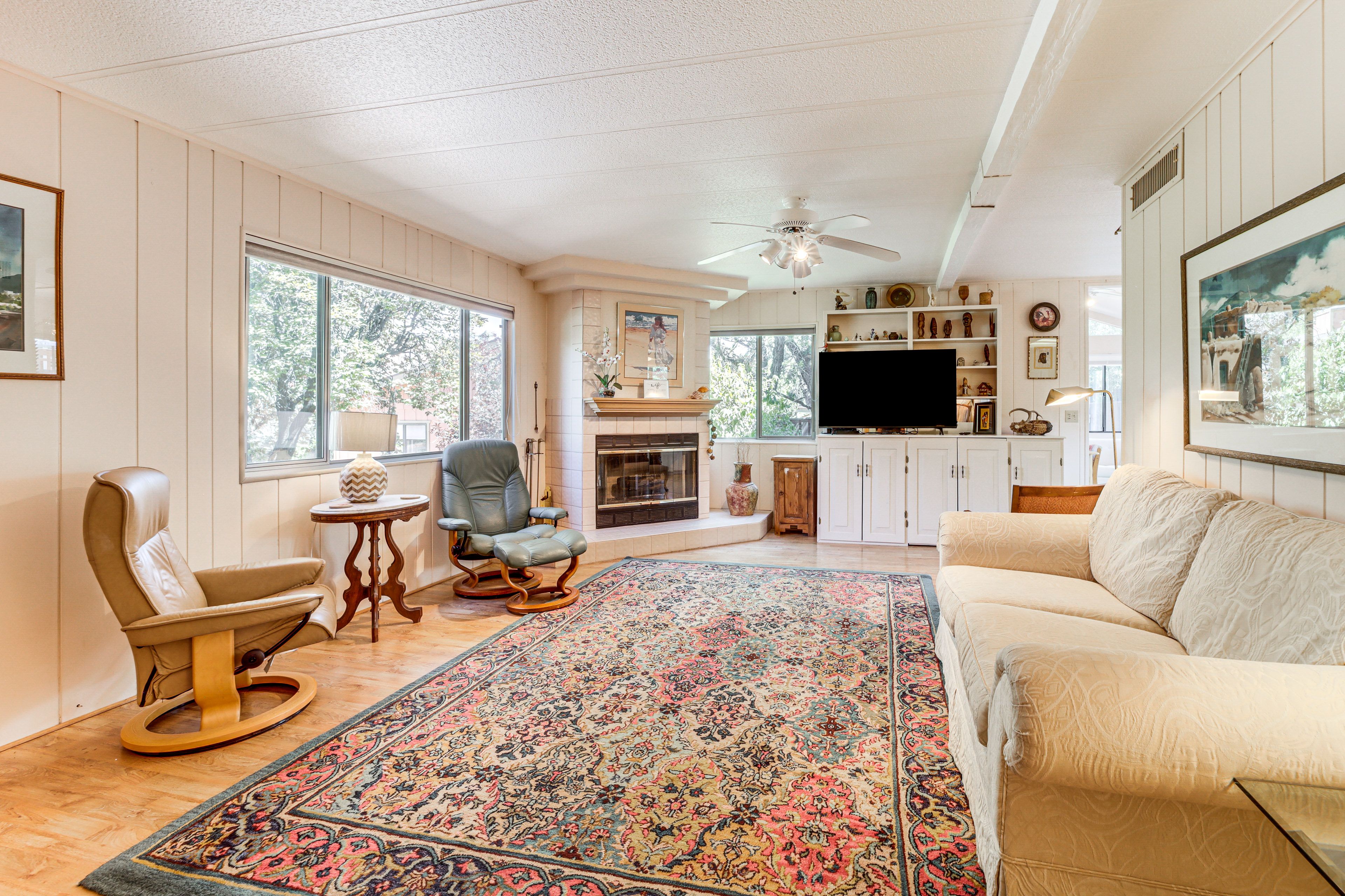 Living Room | Central A/C & Heating | Free WiFi