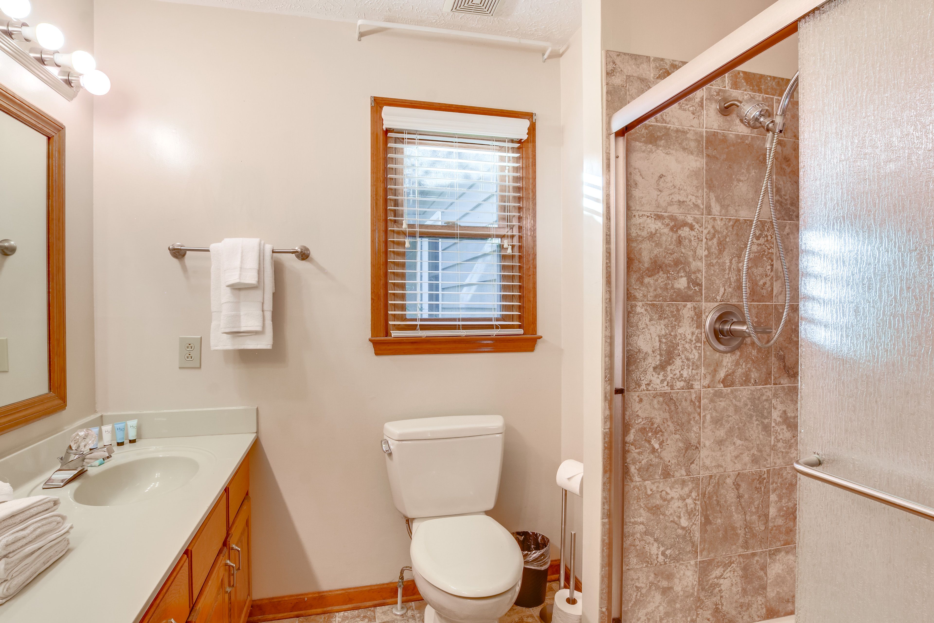 Full Bathroom | 1st Floor | Towels Provided