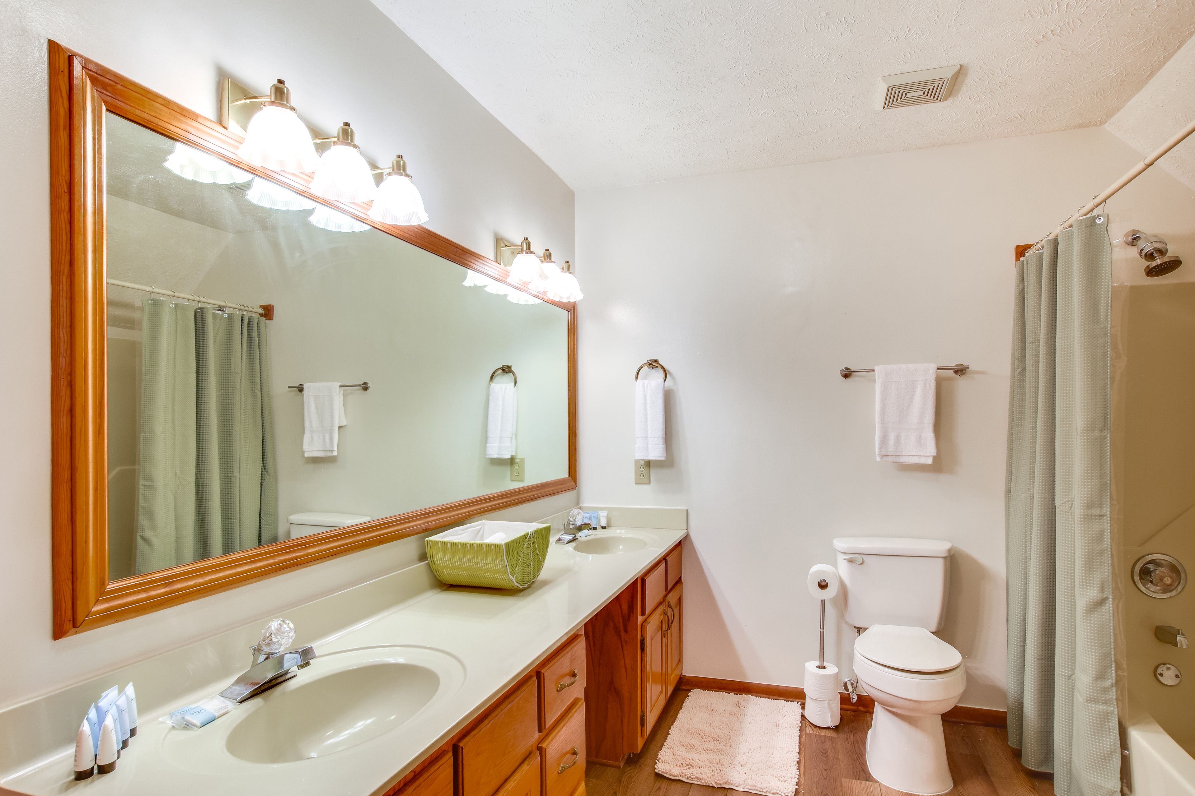 Full Bathroom | 2nd Floor | Towels Provided