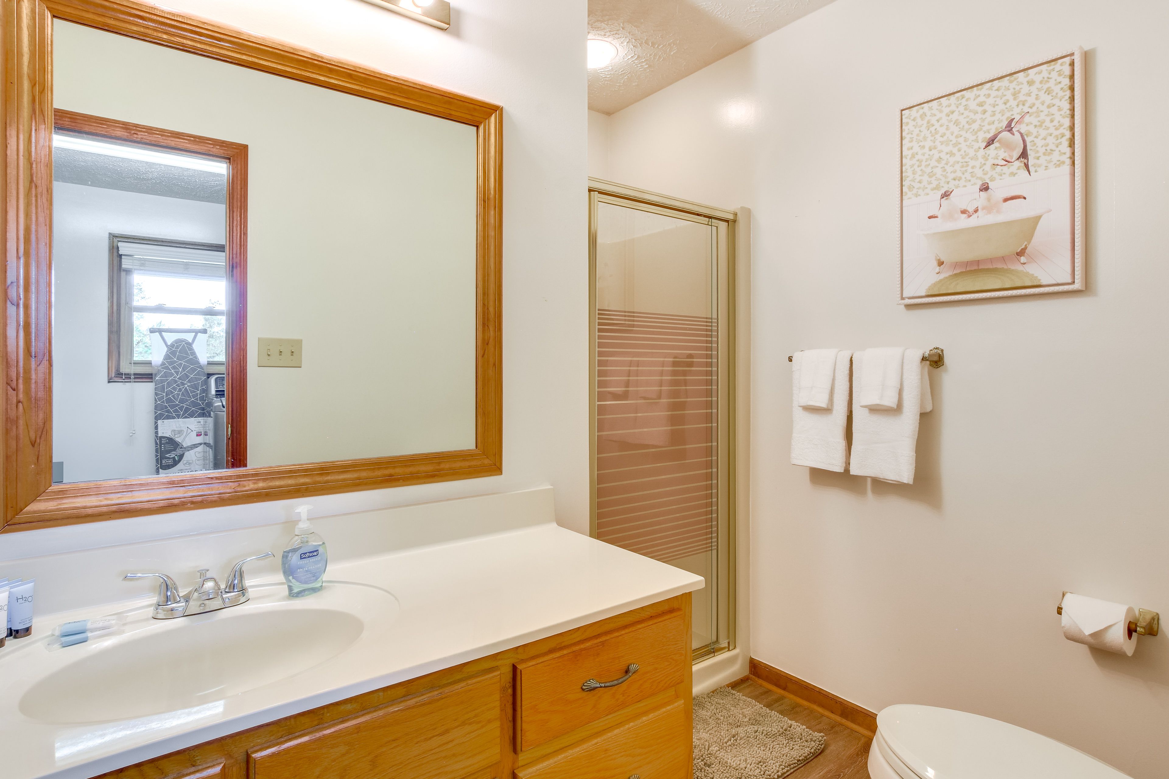 Full Bathroom | 1st Floor | Towels Provided