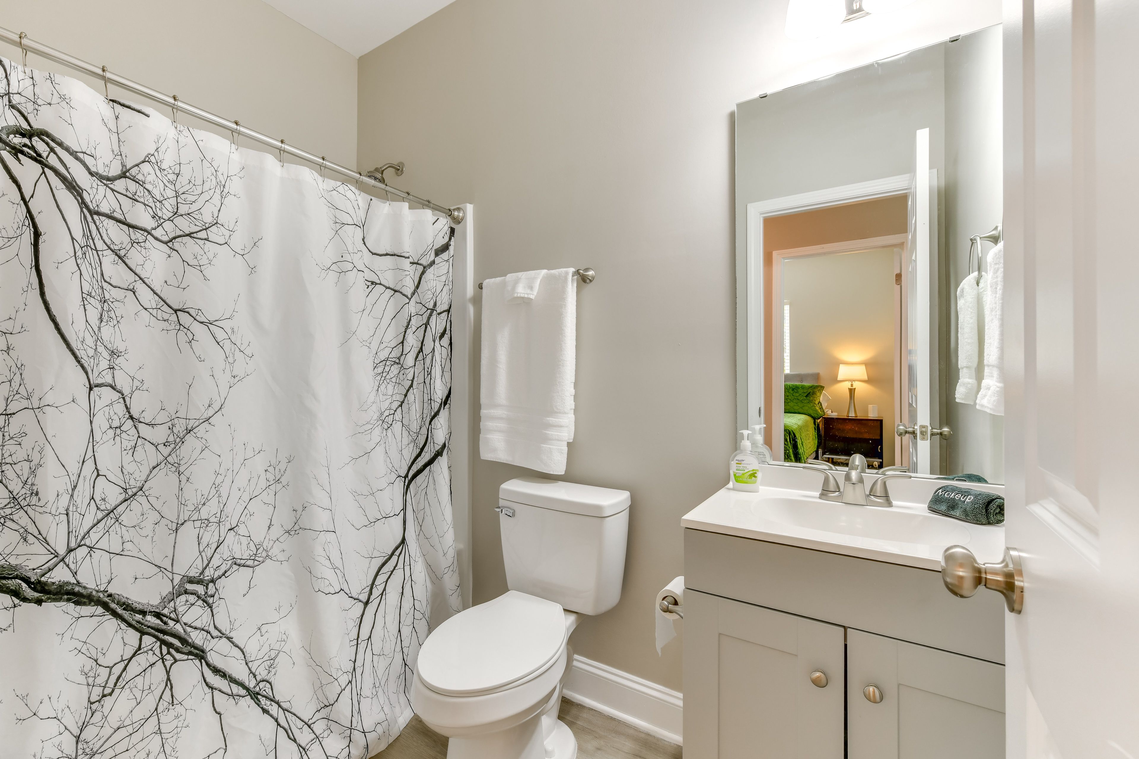 Full Bathroom | Towels Provided | Complimentary Toiletries