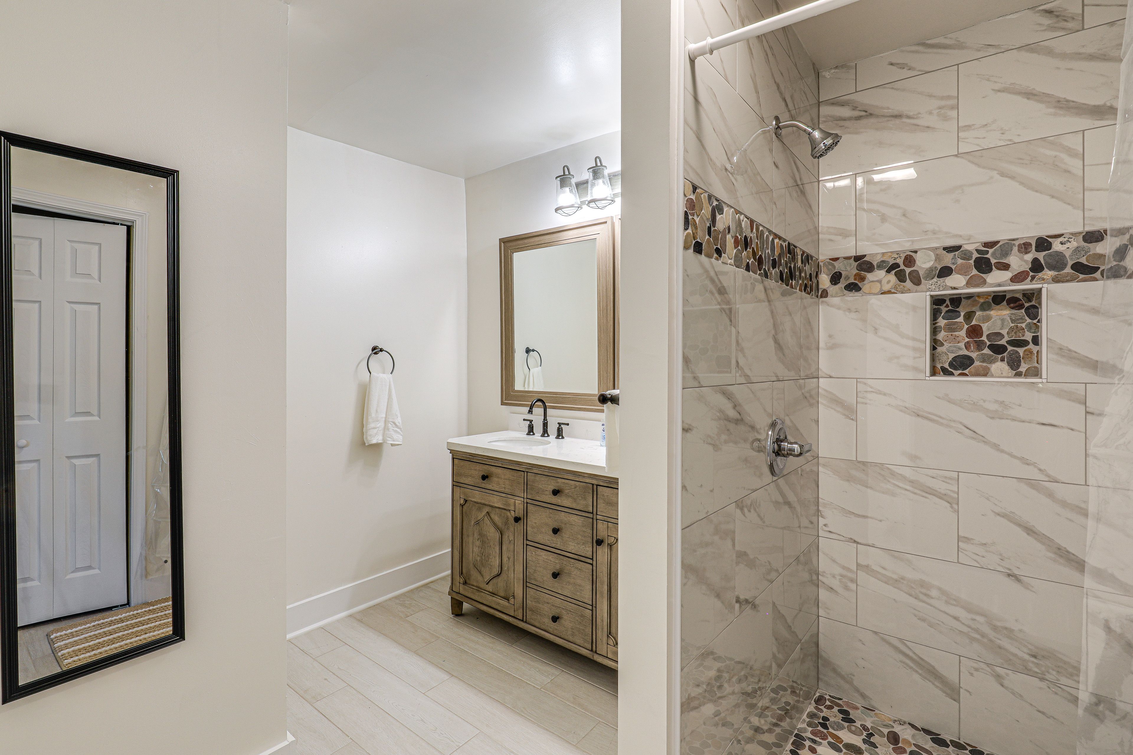 Full Bathroom | Towels Provided