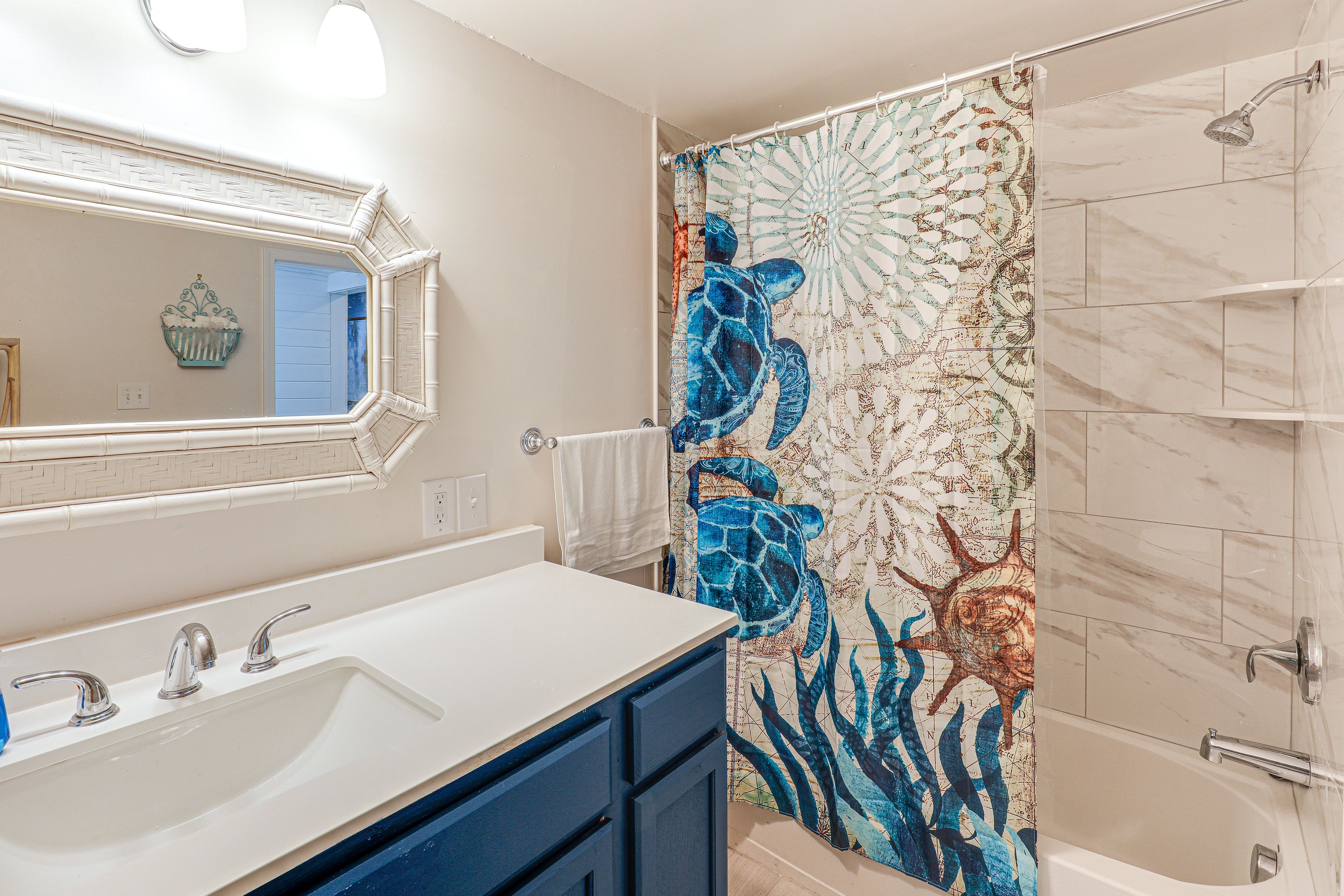 Full Bathroom | Towels Provided