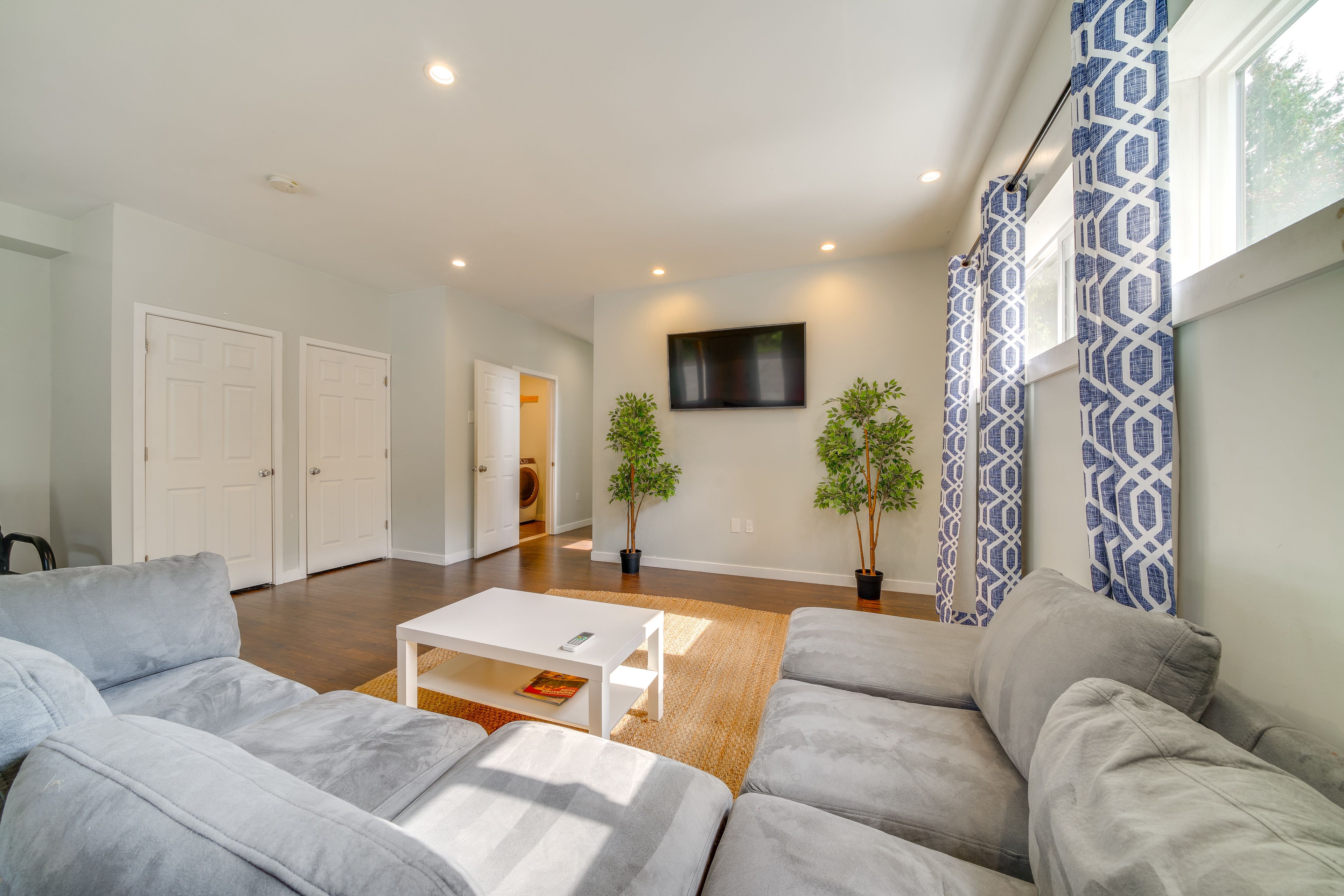Living Room | Free WiFi | Smart TV | Central A/C | Full Sleeper Sofa | 1st Floor