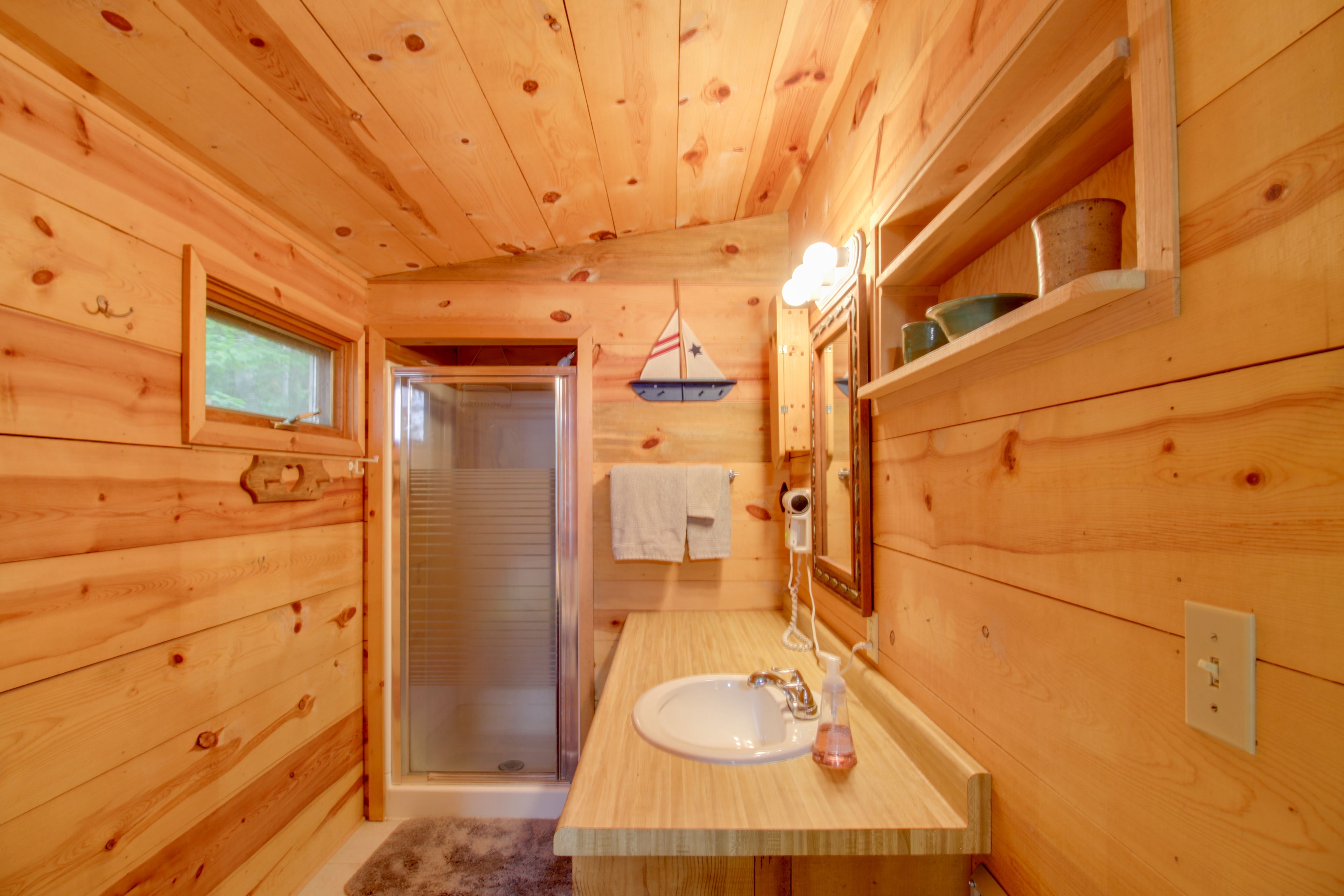 Full Bathroom | 1st Floor | Towels Provided