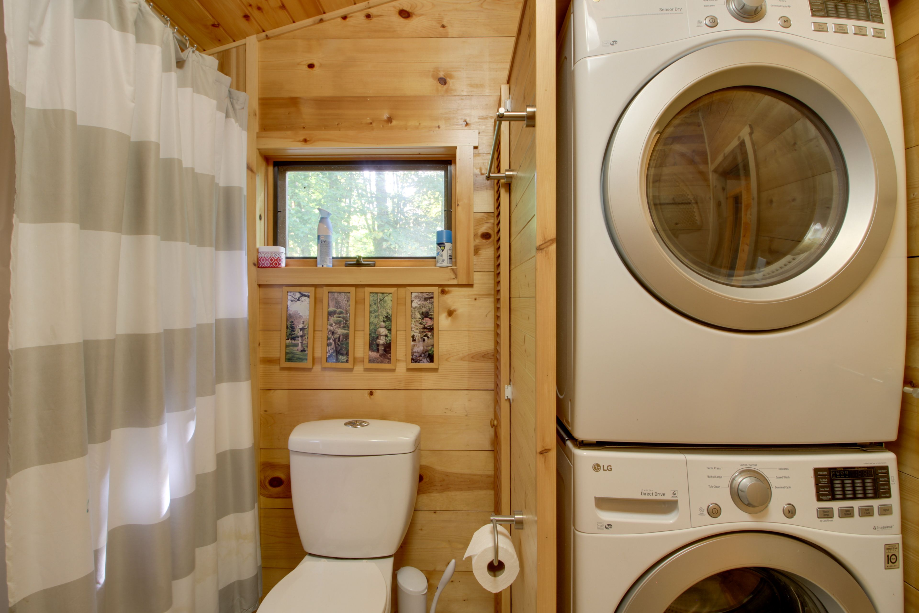 Full Bathroom | 1st Floor | Towels Provided | Washer & Dryer