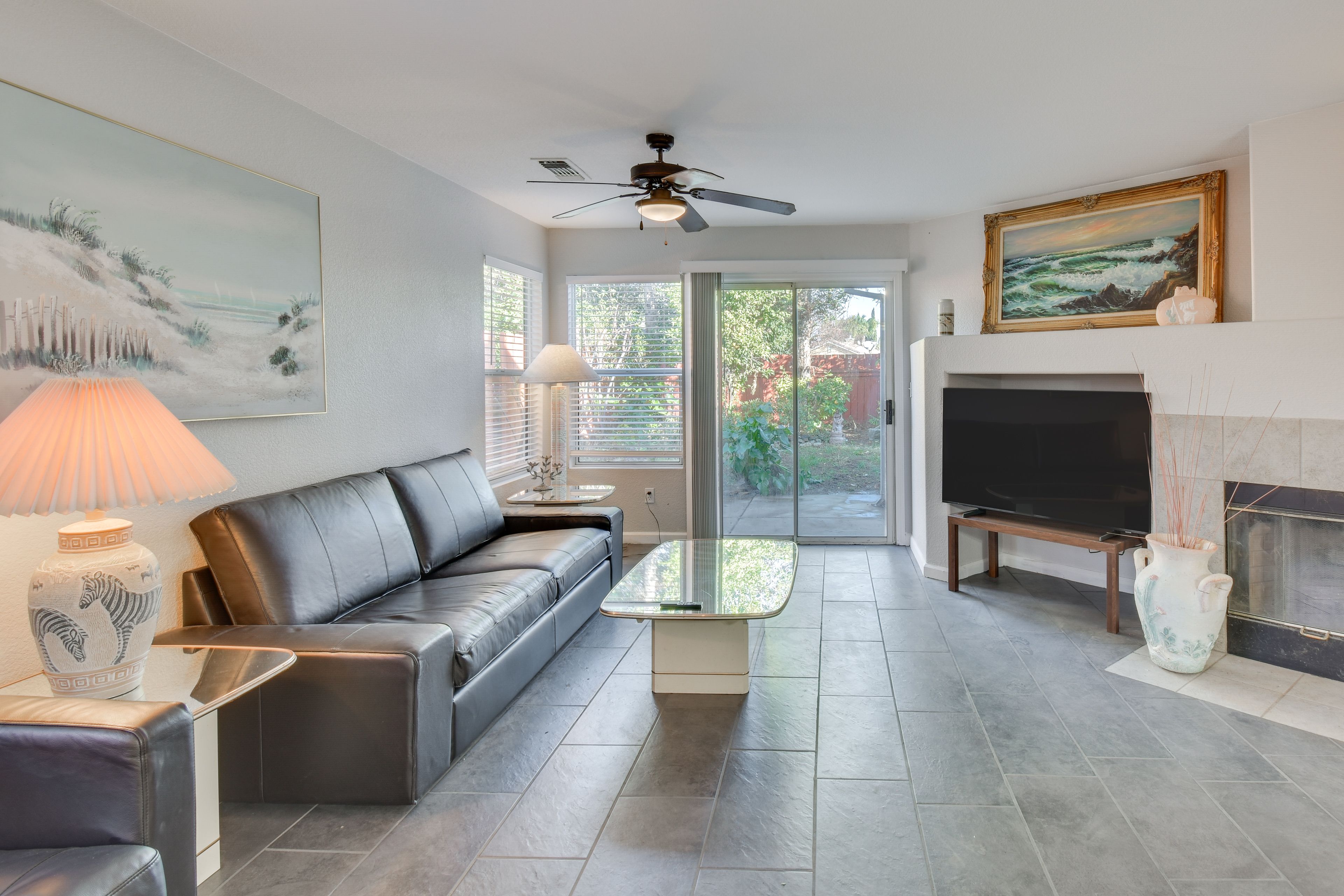 Living Room | Free WiFi | Smart TV | Central A/C | Fireplace