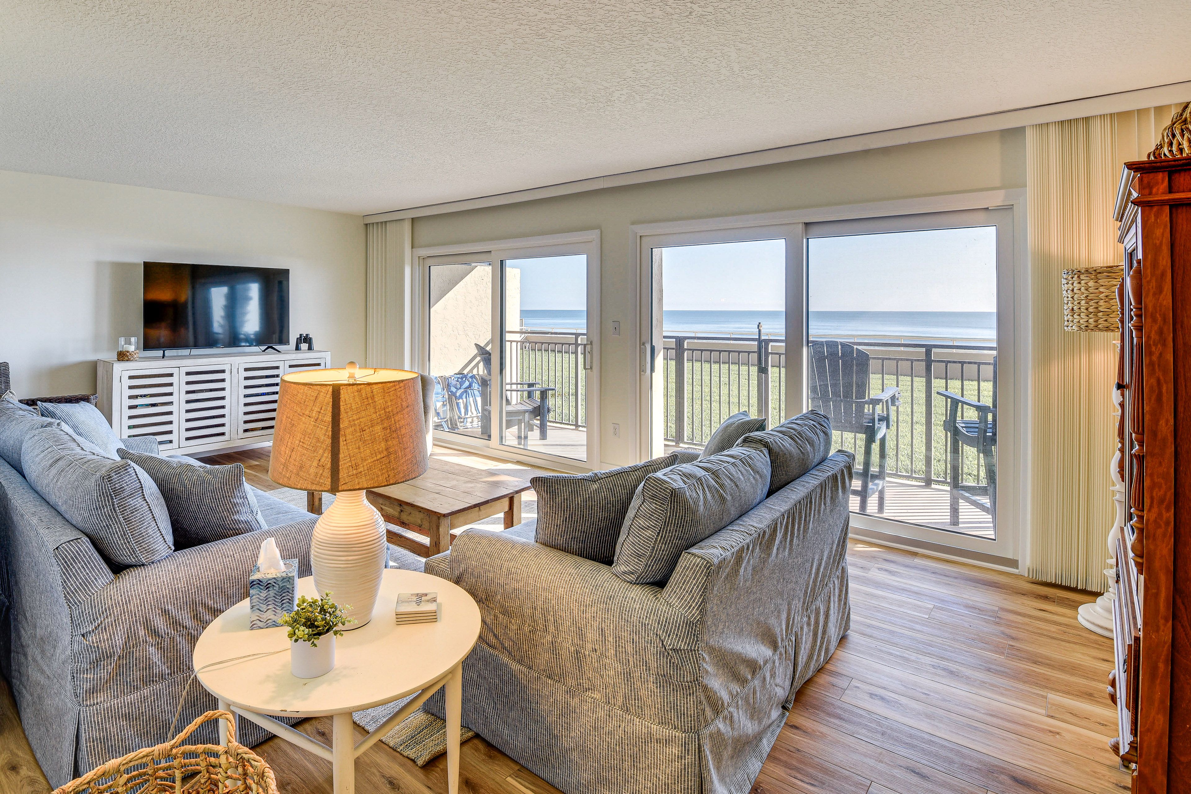 Living Room | Smart TV | Central Heating & A/C | Free WiFi