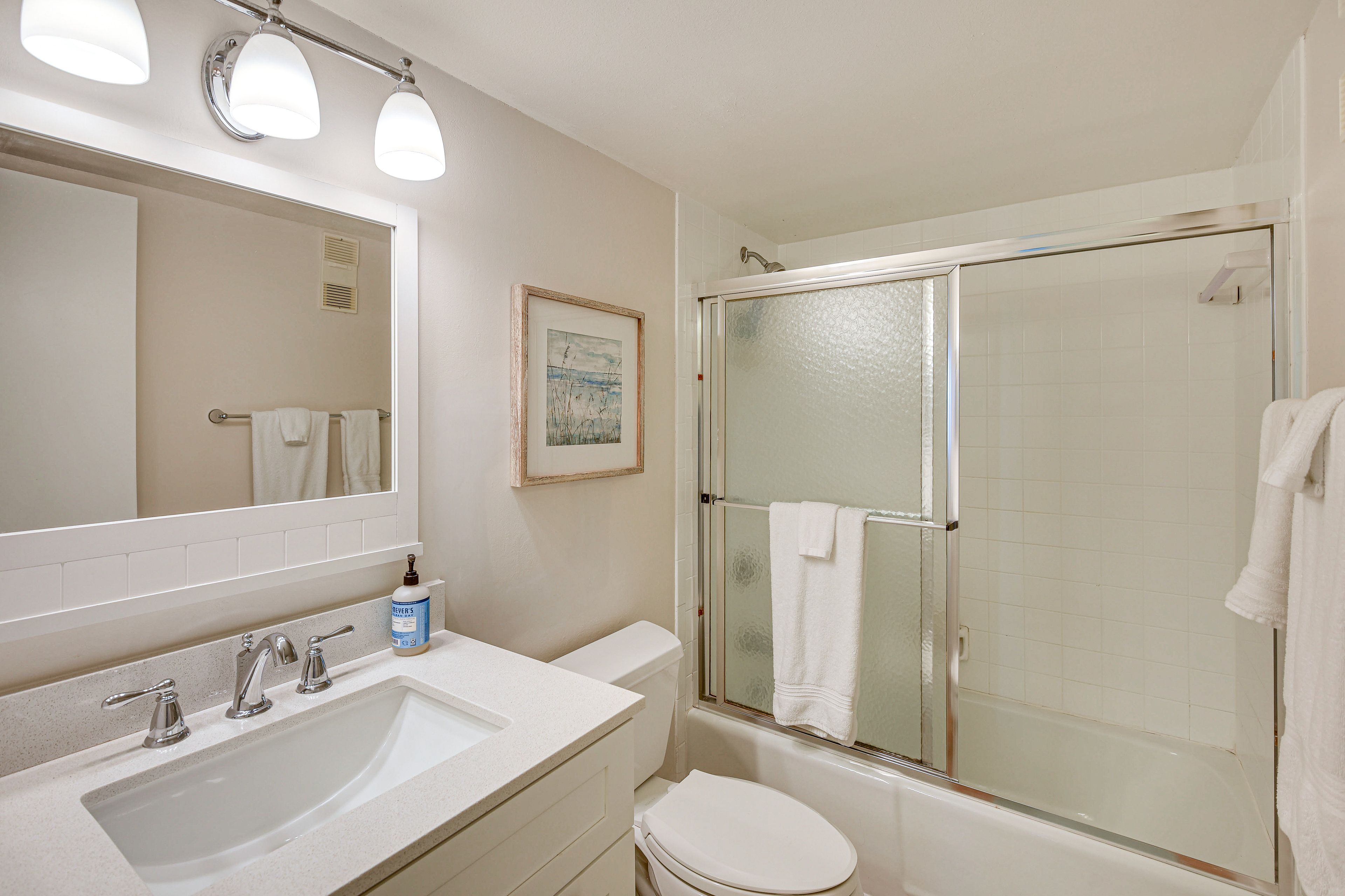 Full Bathroom | Towels Provided