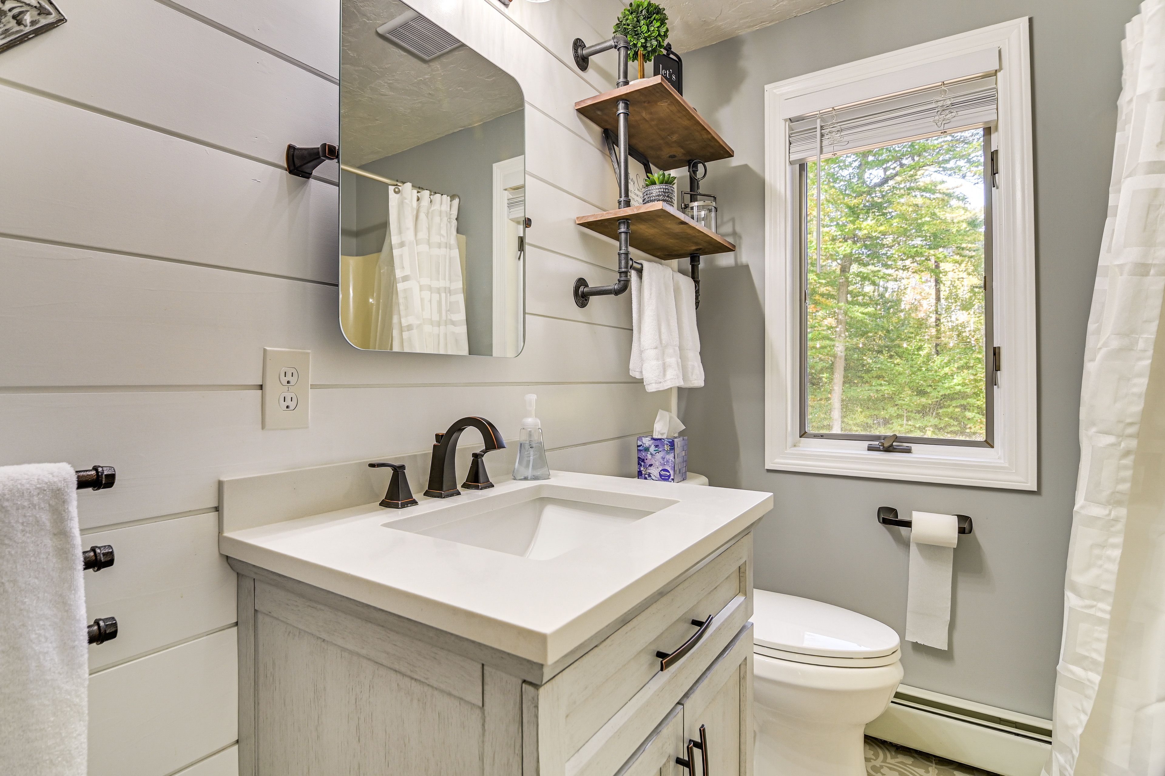 Full Bathroom | 1st Floor | Complimentary Toiletries | Towels Provided