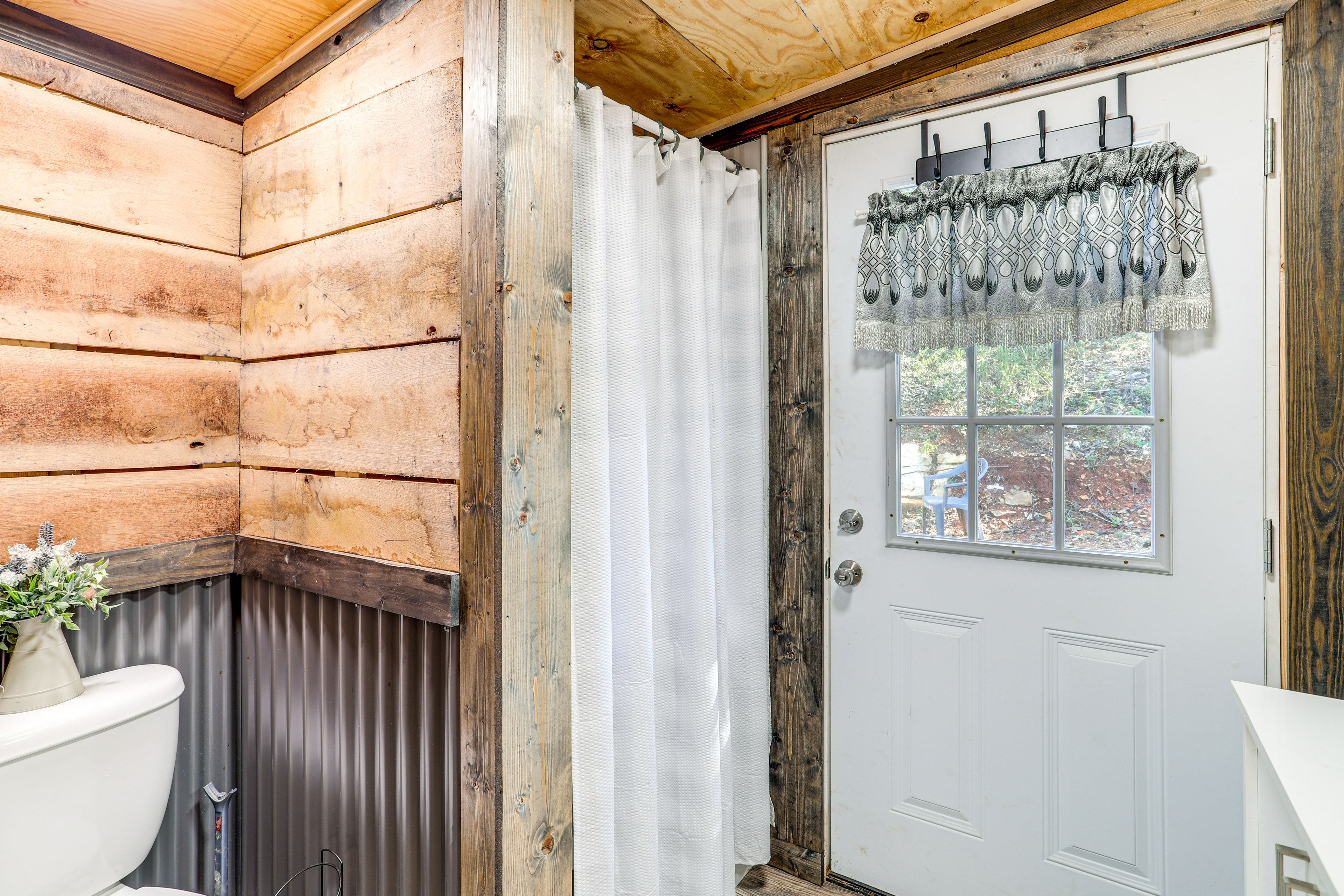 Full Bathroom | Towels Provided | Complimentary Toiletries