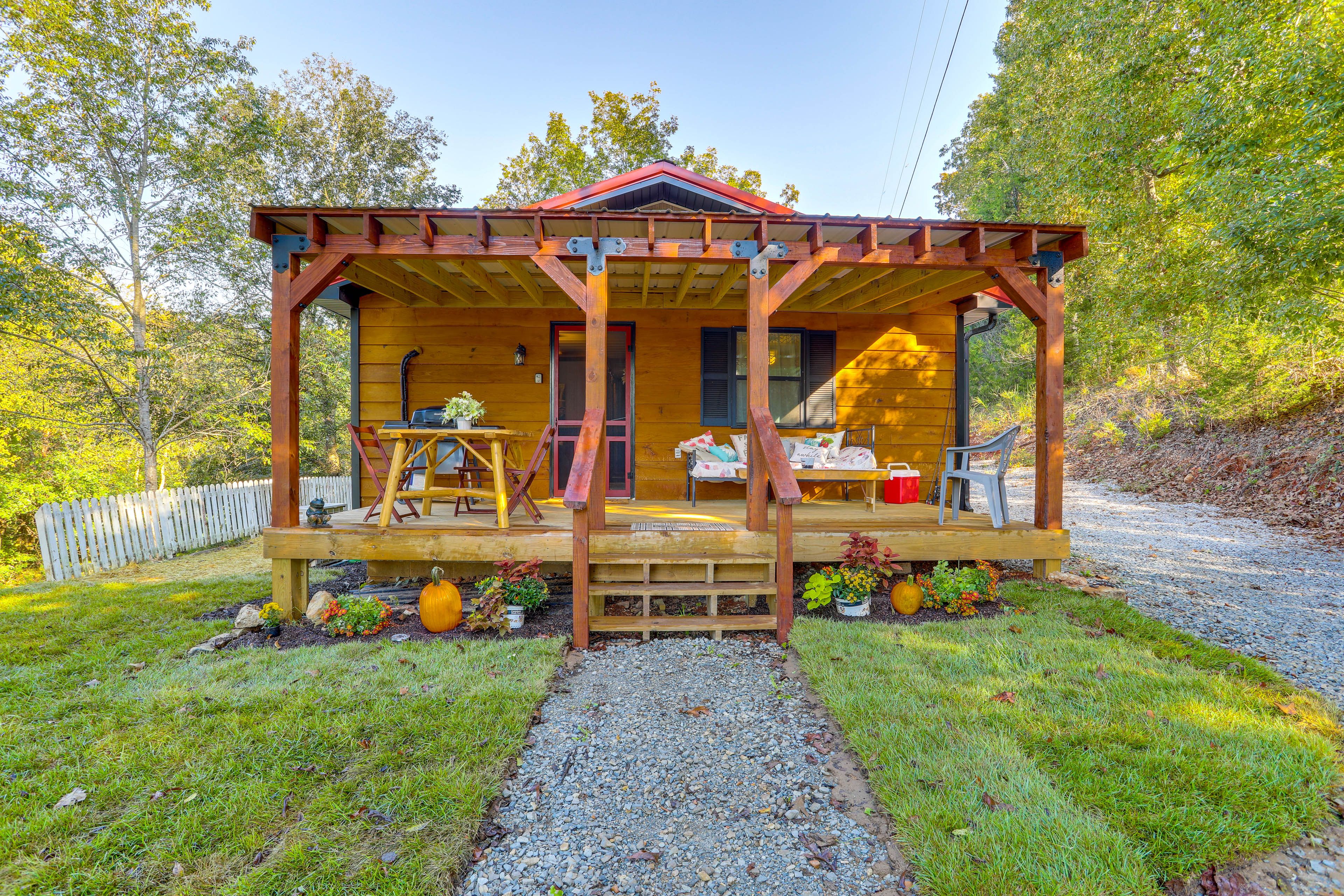 Mammoth Spring | 2BR | 2BA | 950 Sq Ft | 4 Steps Required