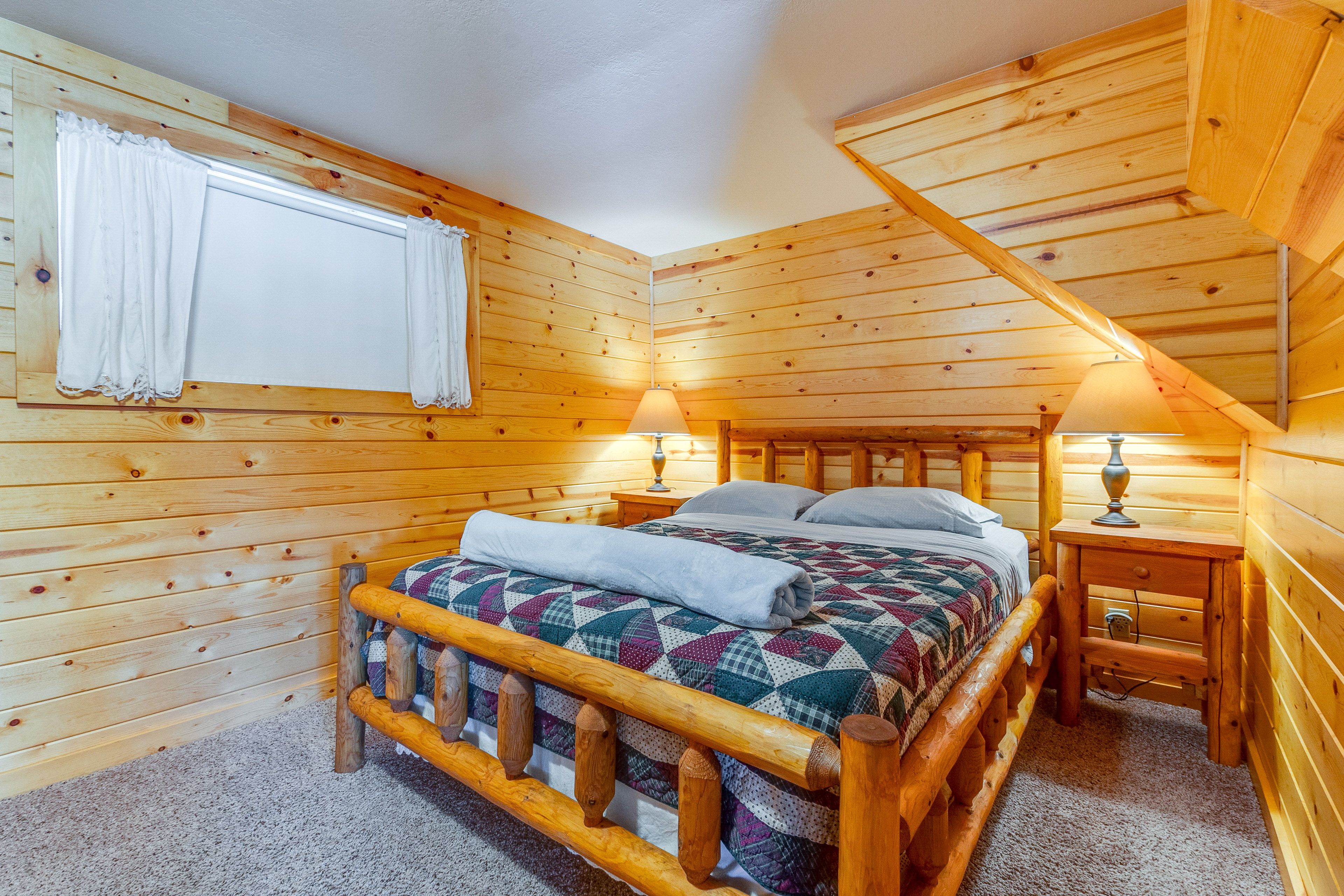 Bedroom 1 | Queen Bed | 1st Floor