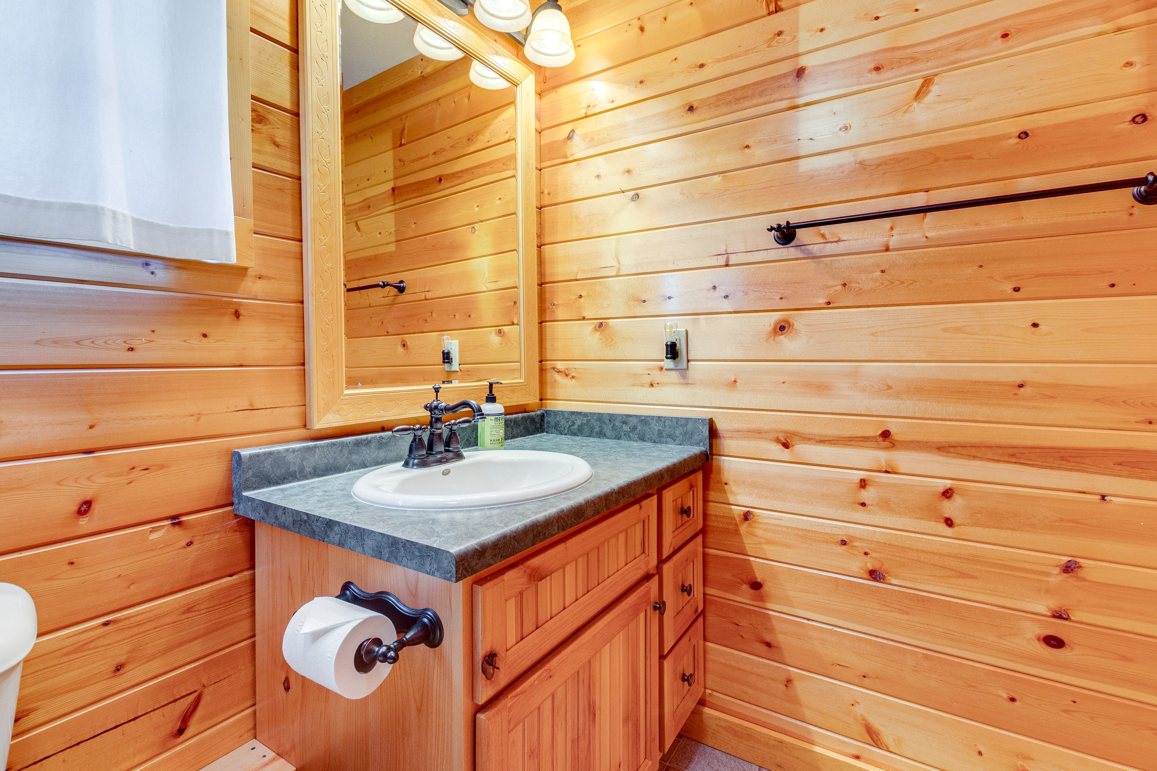 Full Bathroom | Towels Provided | 1st Floor