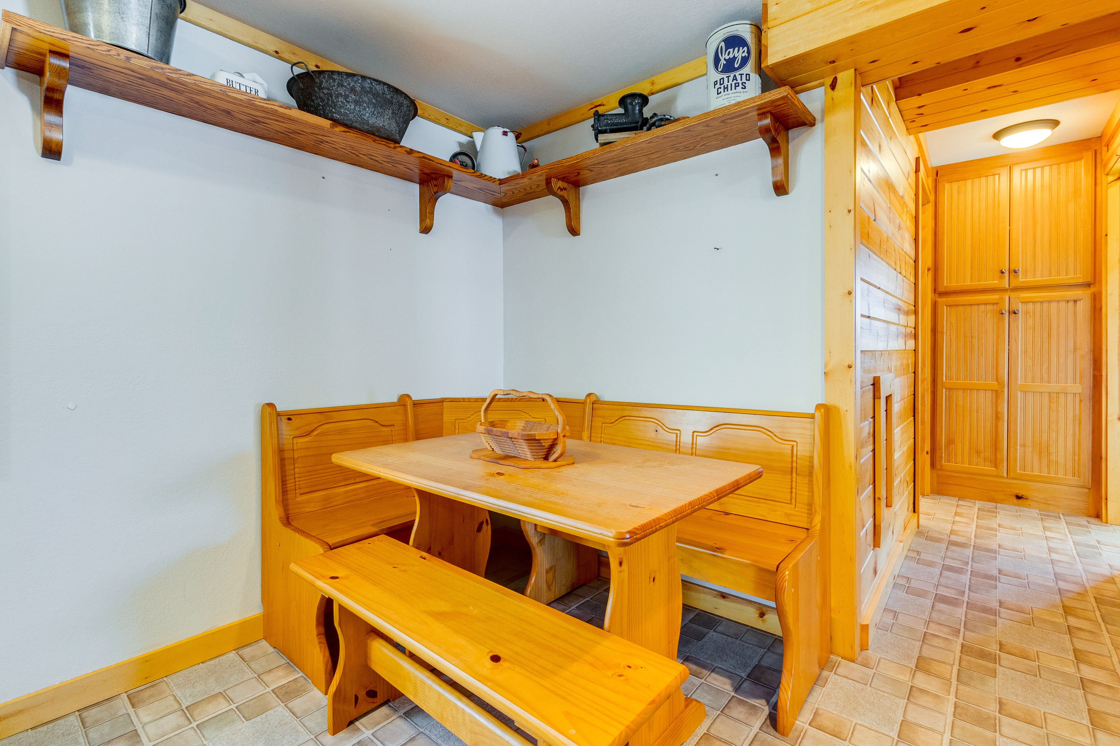 Dining Areas | Dishware/Flatware | 1st Floor