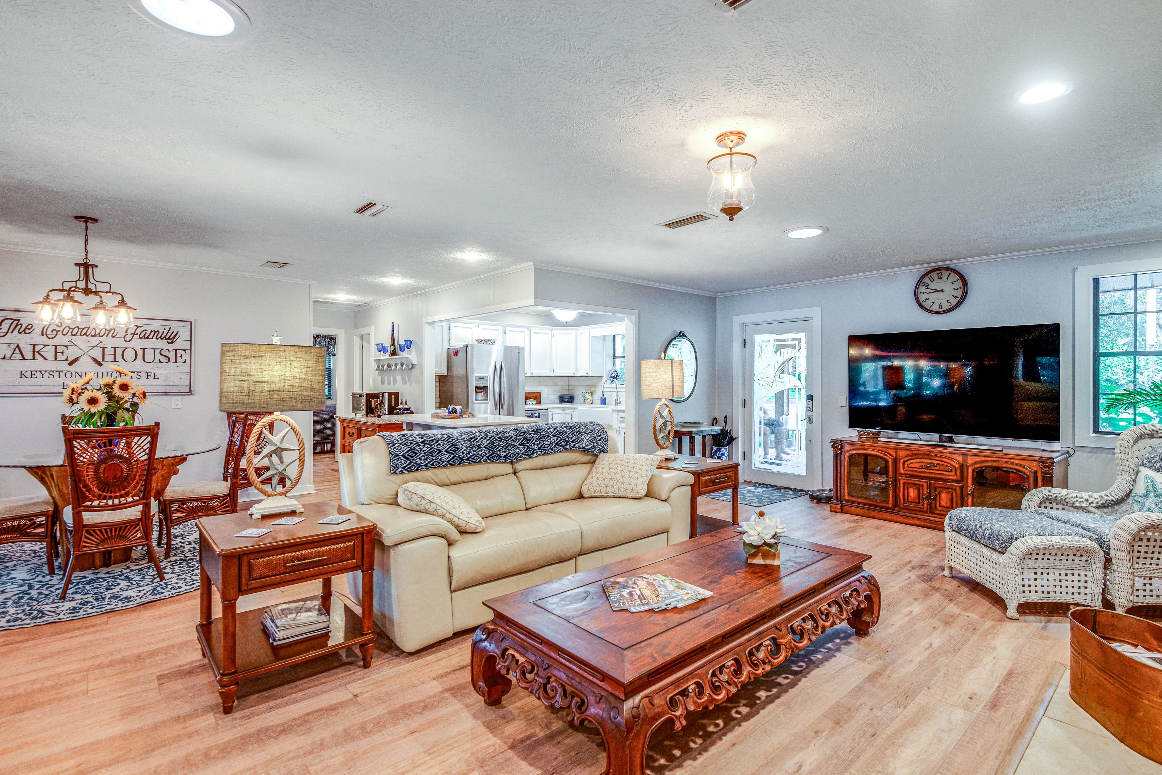 Living Room | Free WiFi | Central A/C & Heat
