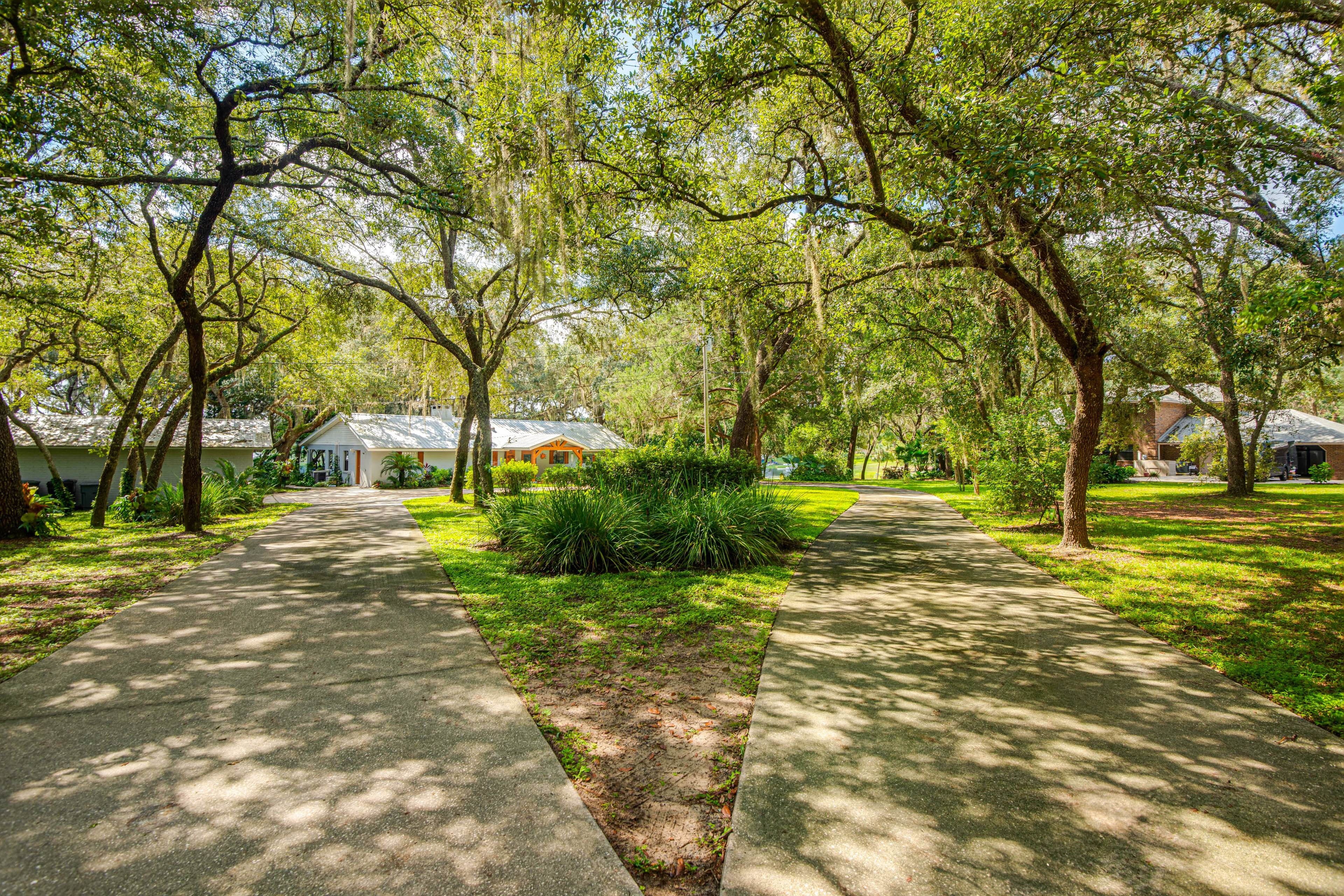 Parking | Carport (1 Vehicle) | Driveway (4 Vehicles)