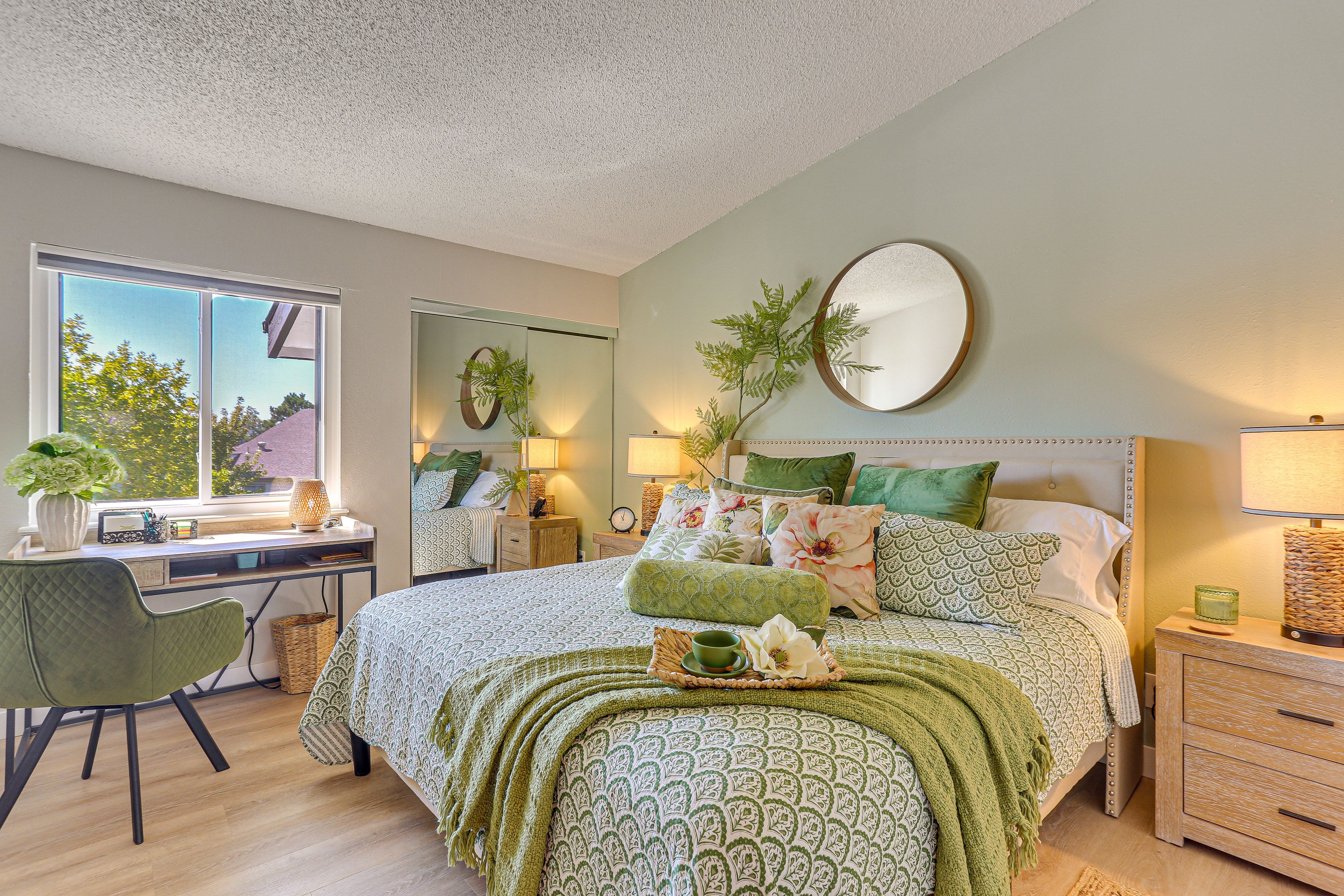 Bedroom | King Bed | Linens Provided