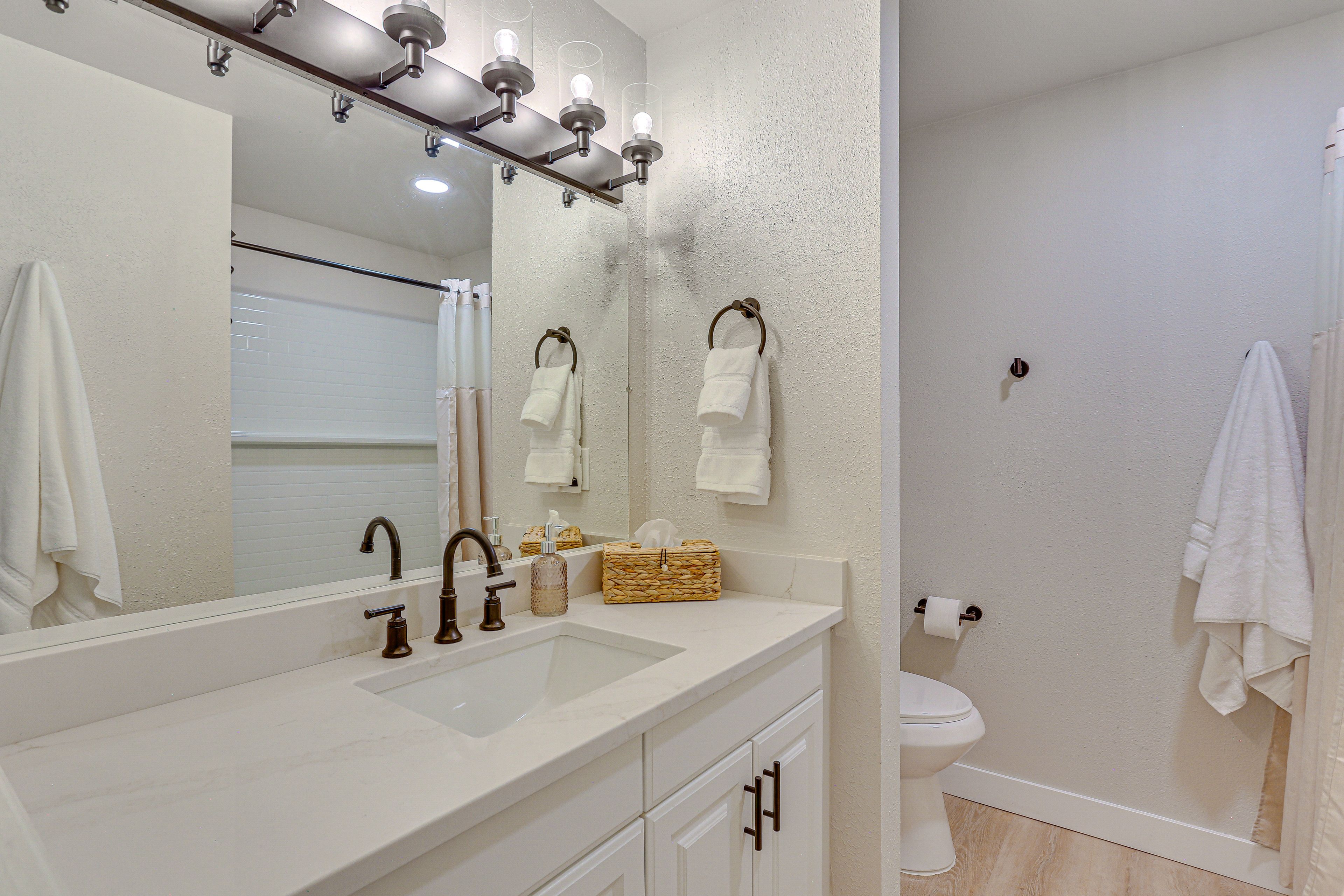 Full Bathroom | Towels Provided