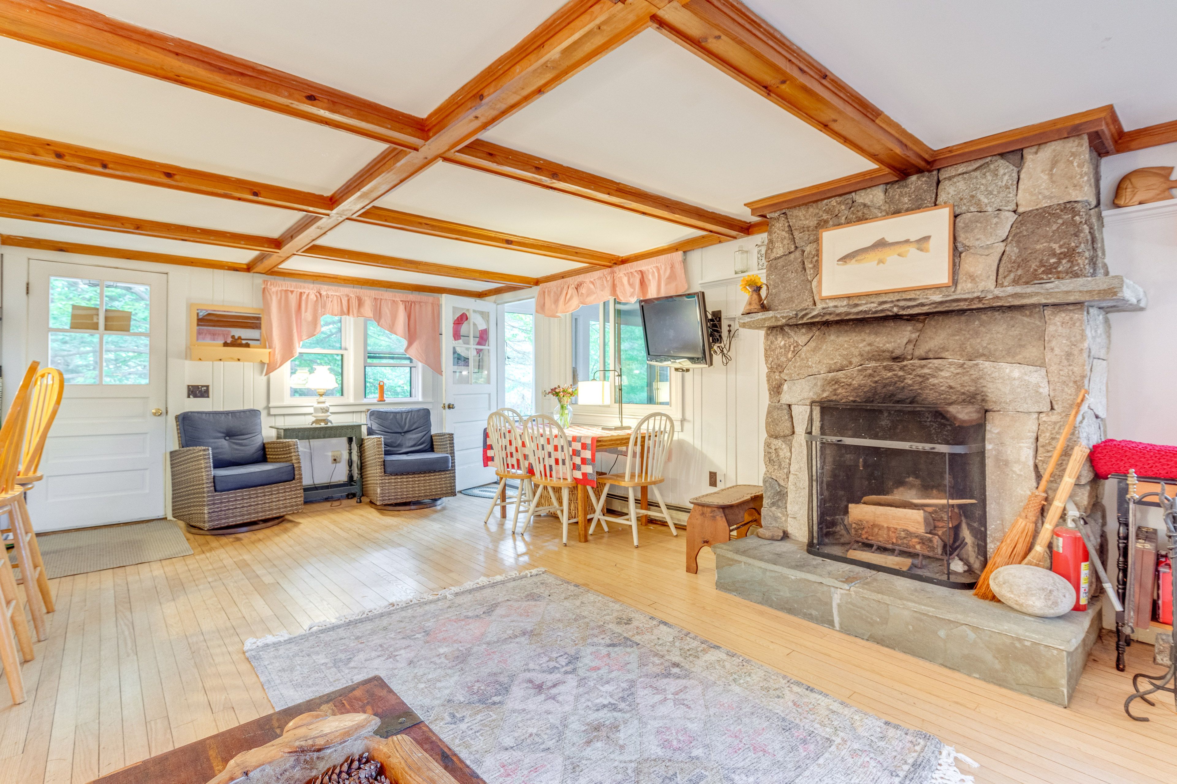 Living Room | Cable TV | Fireplace