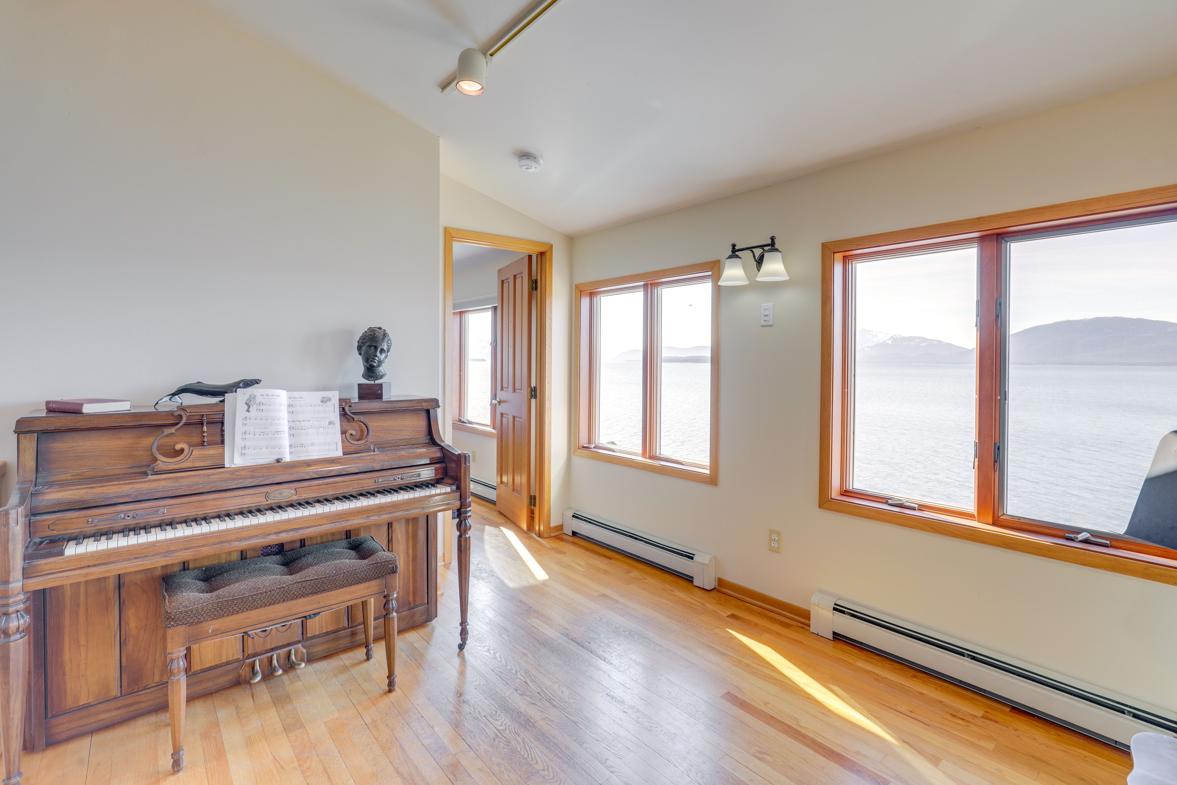 Private Sitting Area | Middle Level