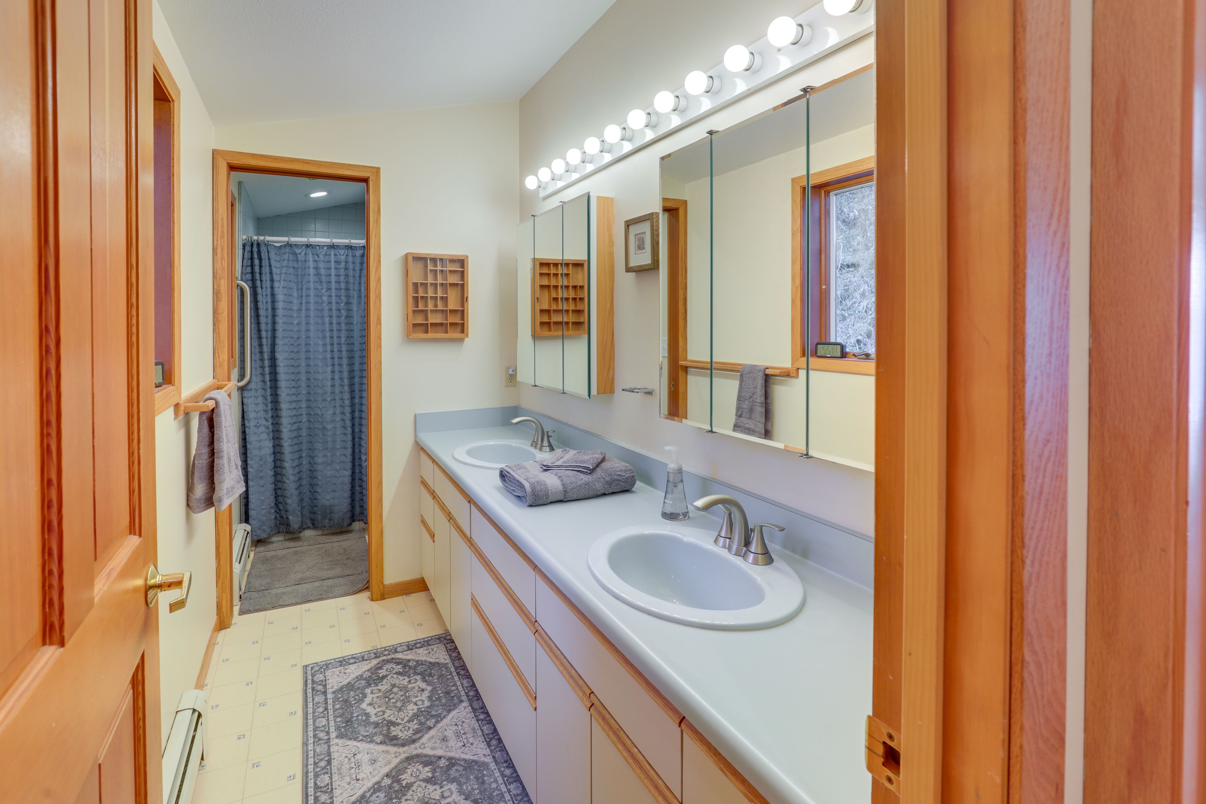 Full Bathroom | Middle Level