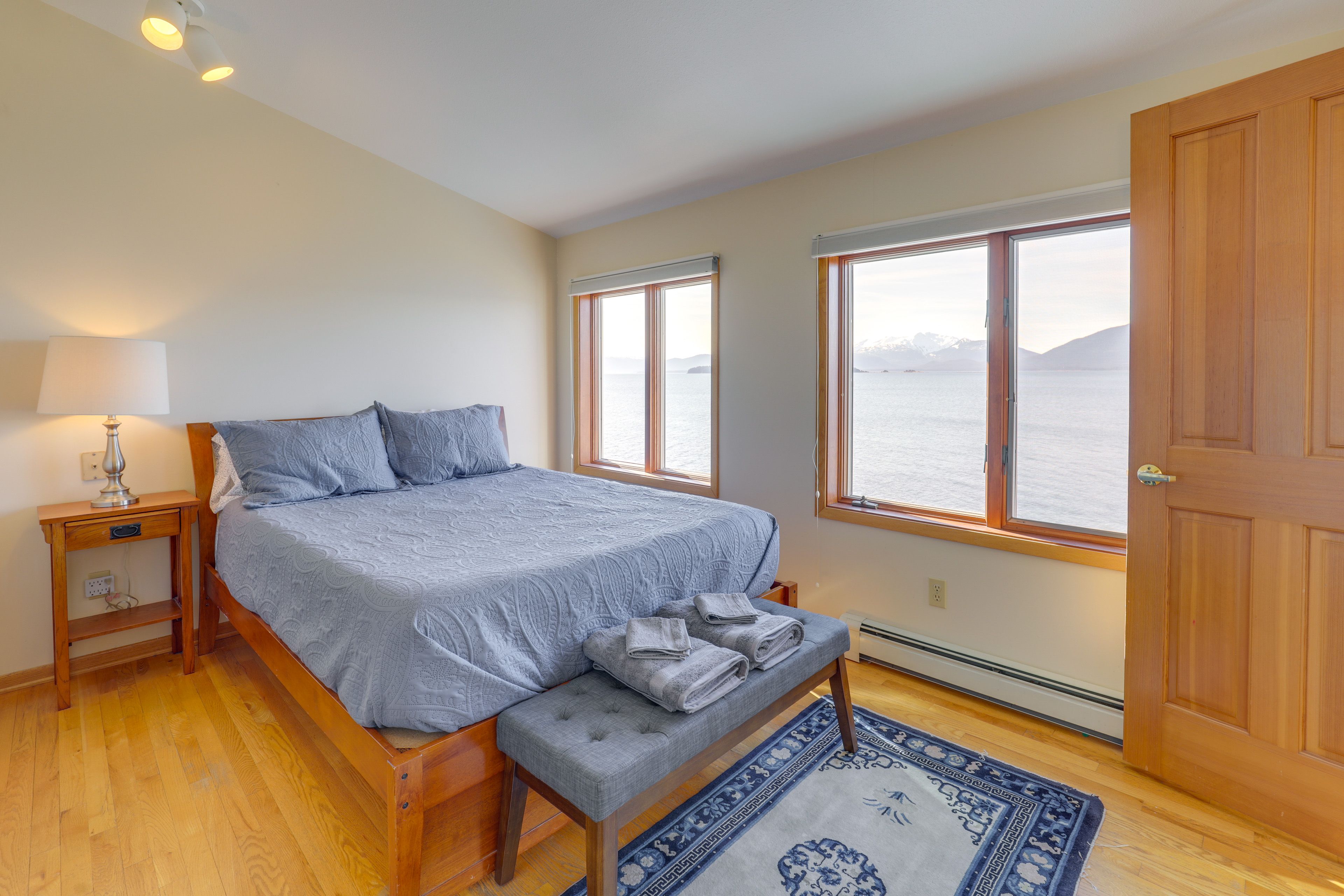 Bedroom 4 | King Bed | Middle Level