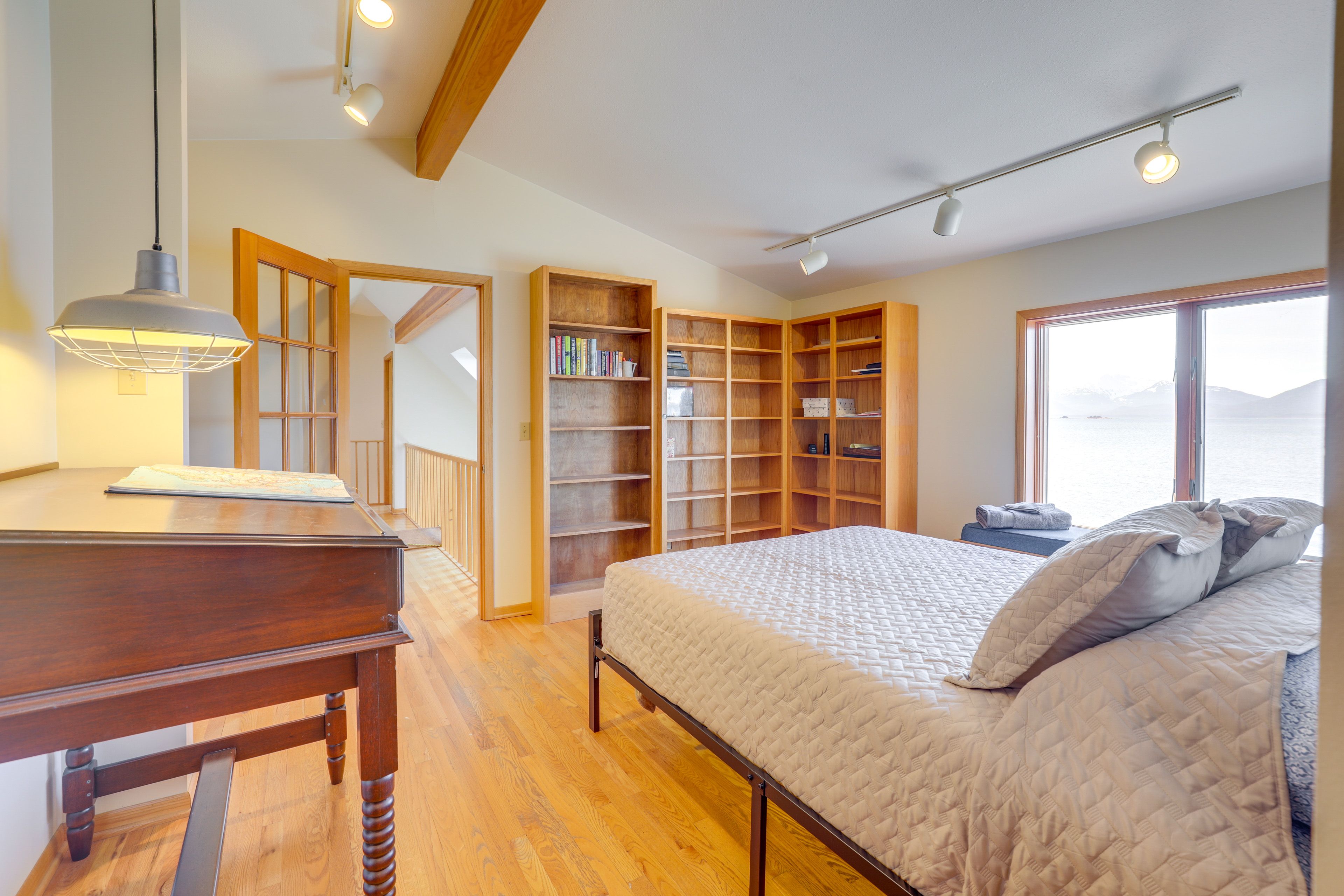 Bedroom 5 | Queen Bed | Middle Level