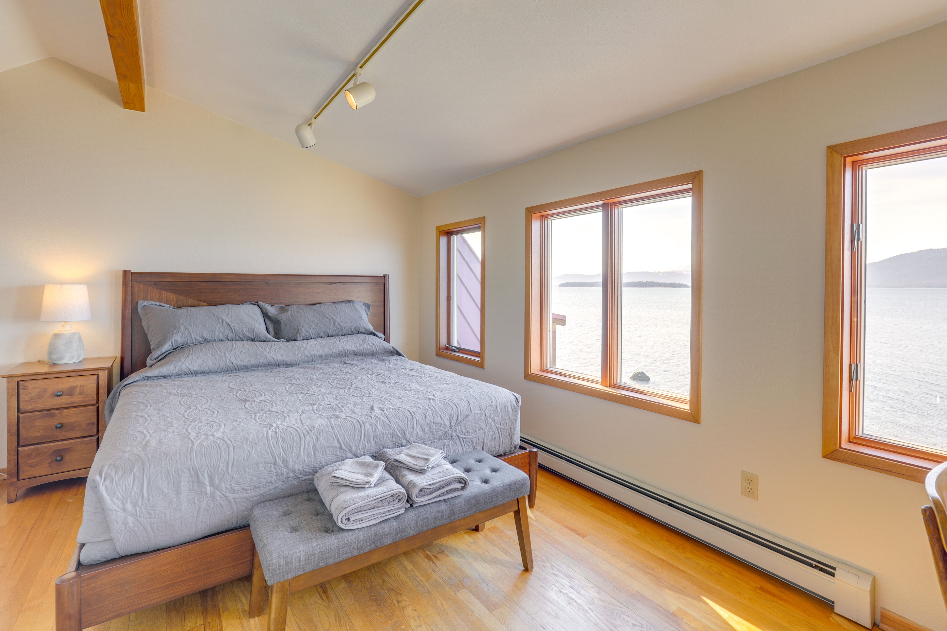 Bedroom 6 | Queen Bed | Middle Level
