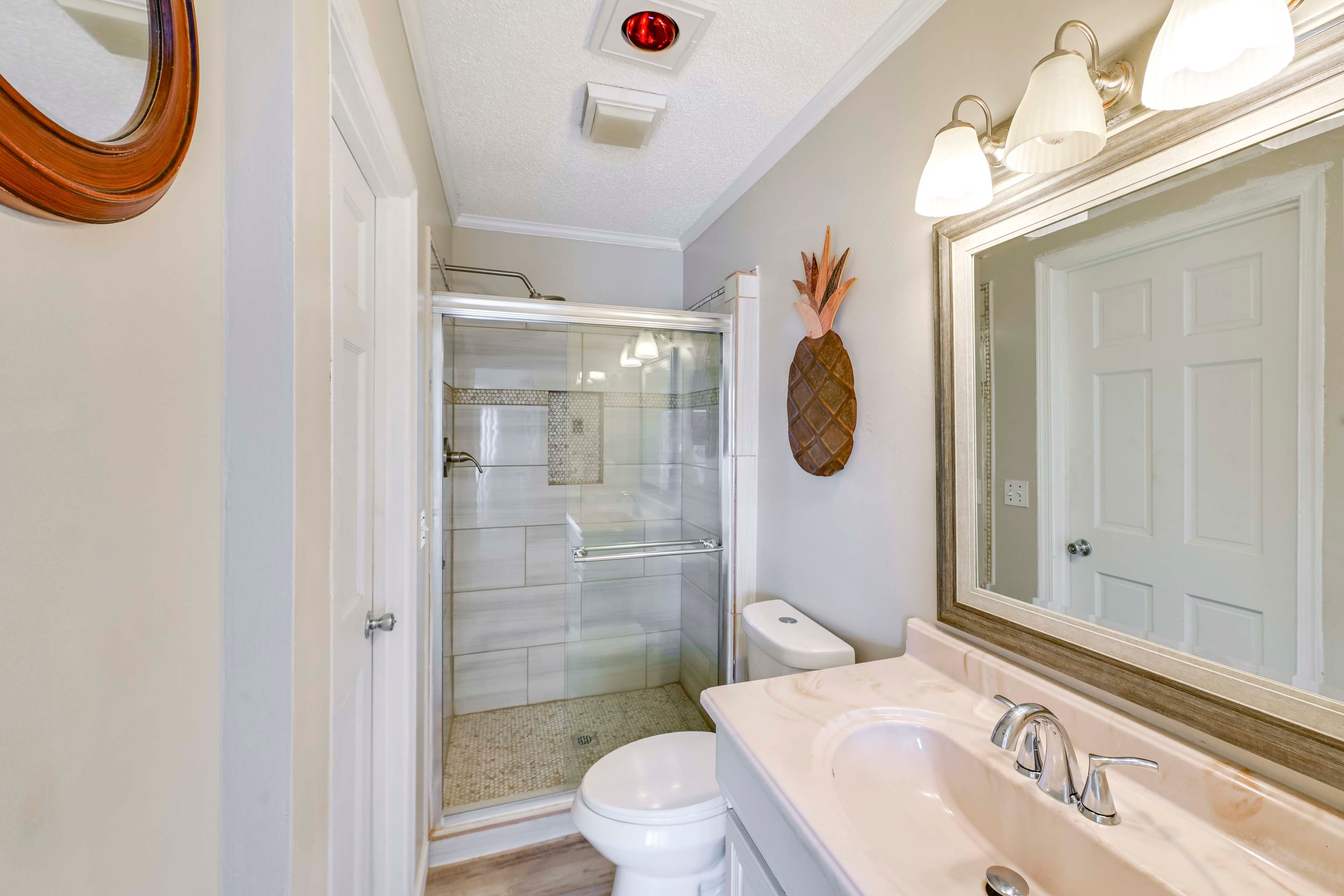 Full Bathroom | 1st Floor | Towels Provided