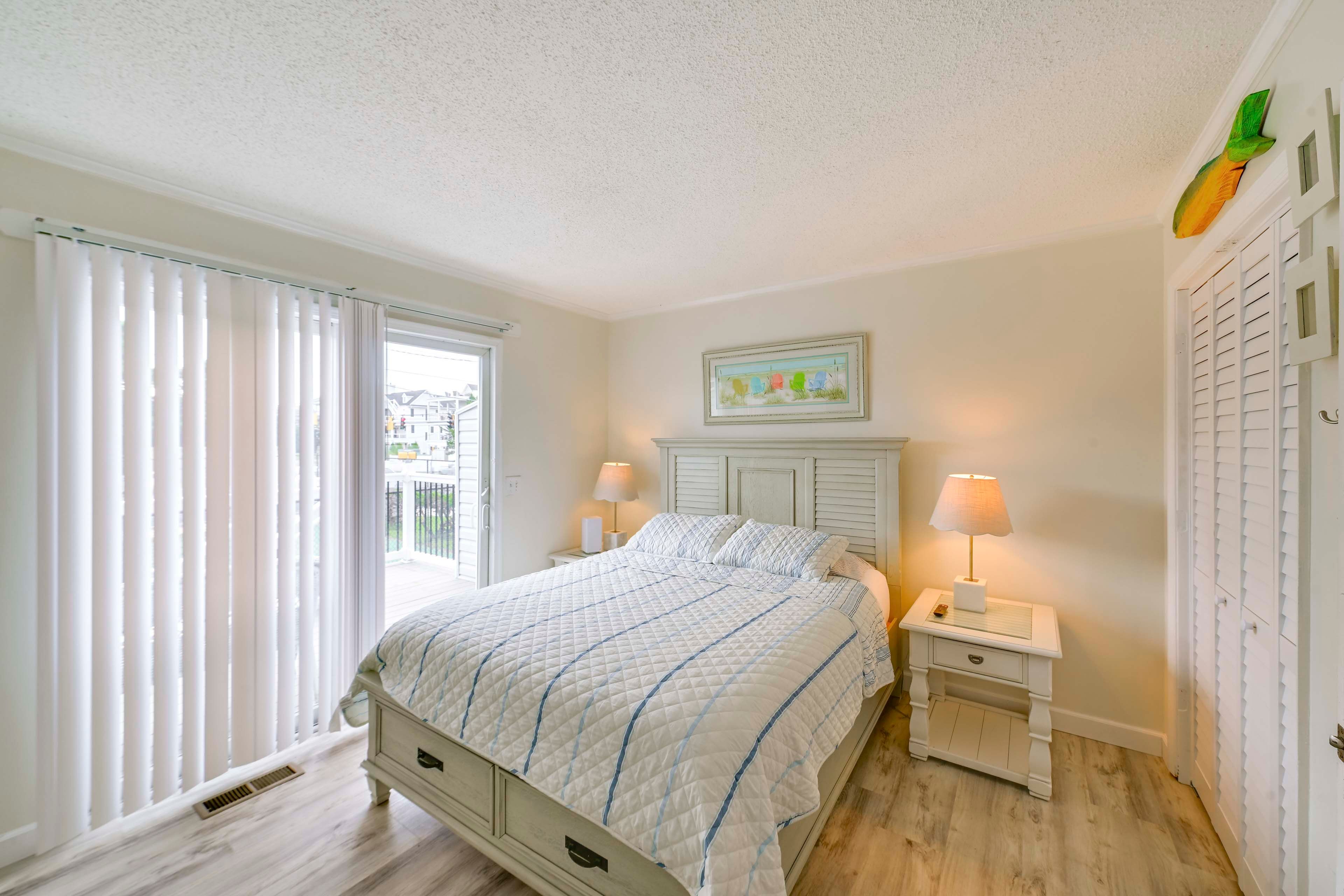 Bedroom 1 | 1st Floor | Queen Bed | Linens Provided