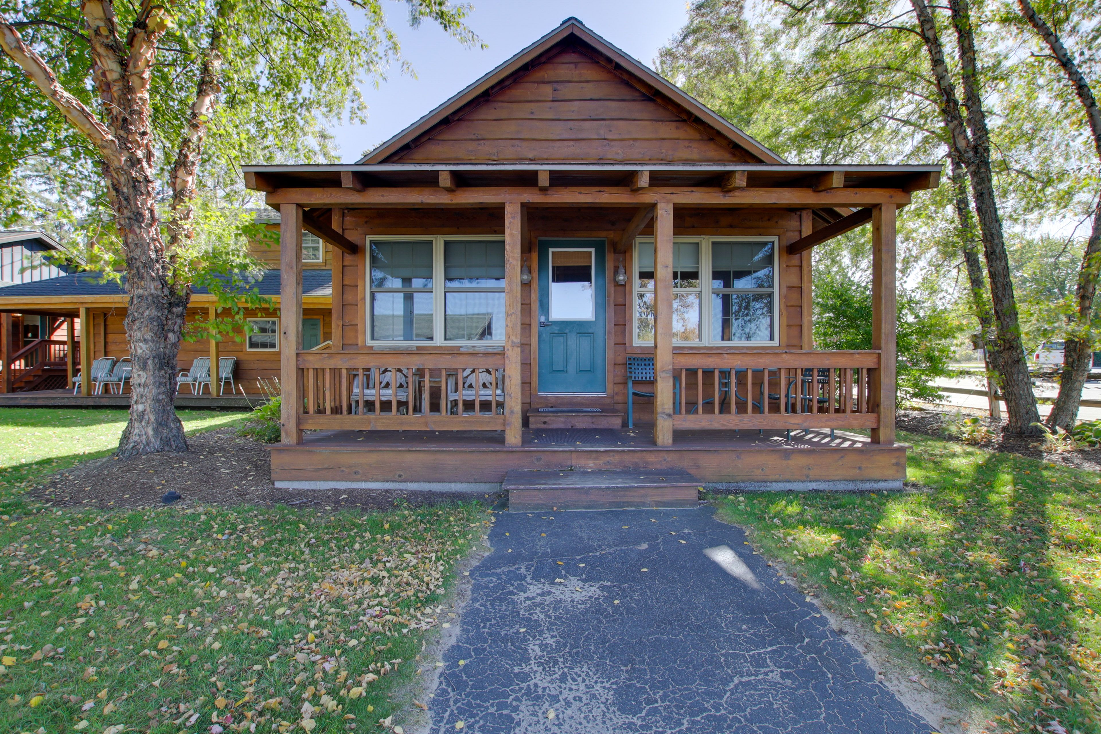 Cabin Exterior | Covered Porch