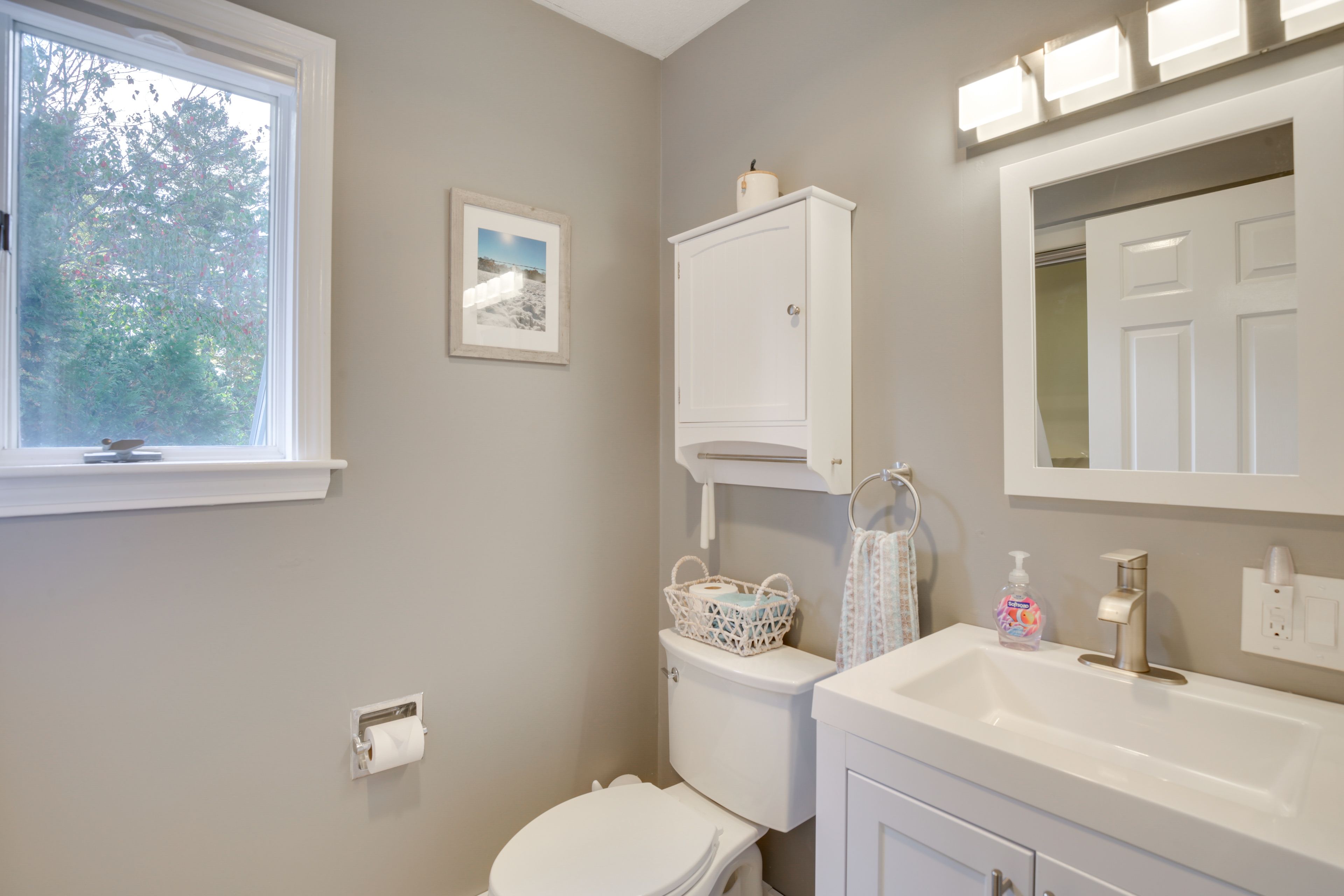 Full Bathroom | 2nd Floor | Towels Provided | Hair Dryer
