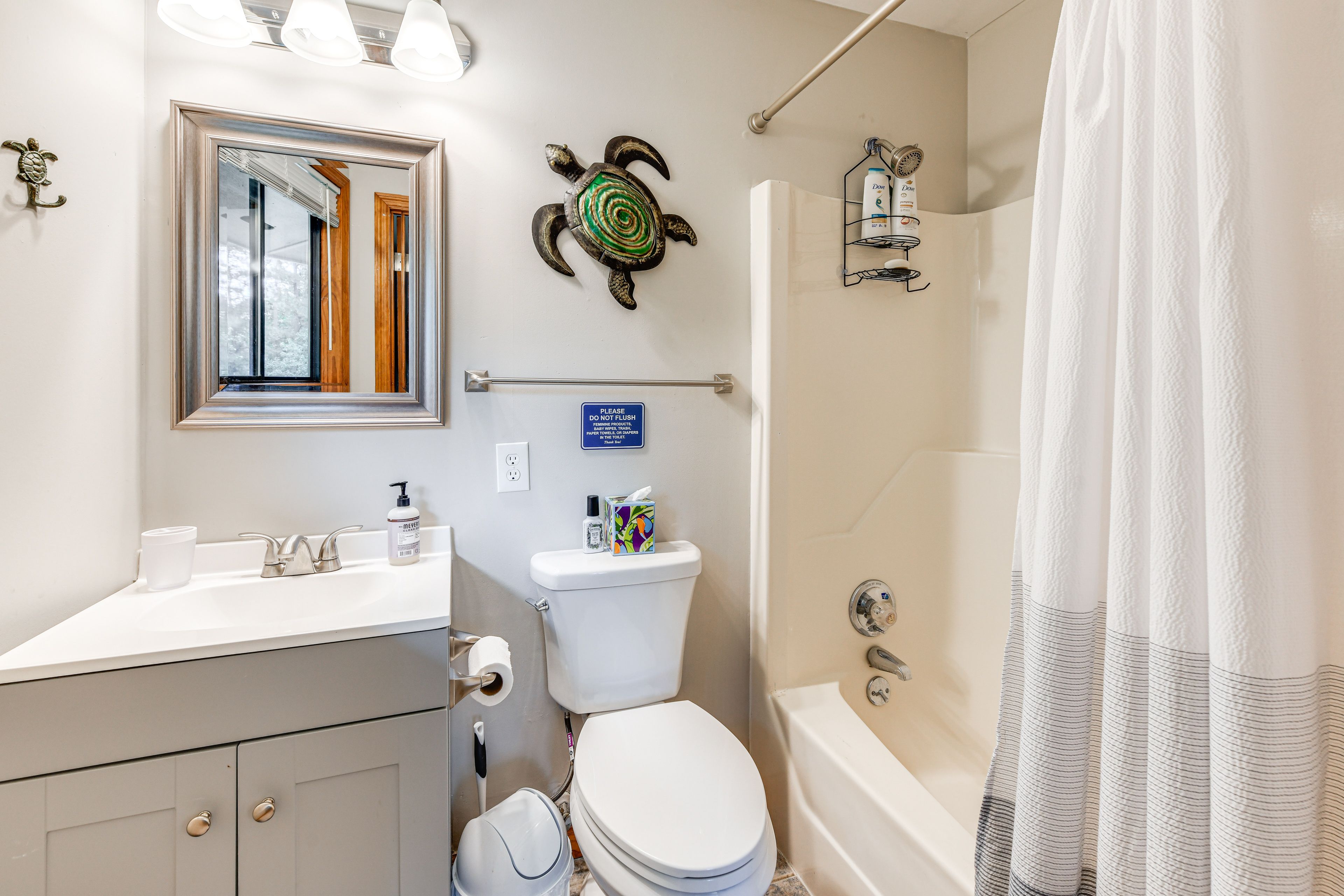 Full Bathroom | 2nd Floor | Towels Provided