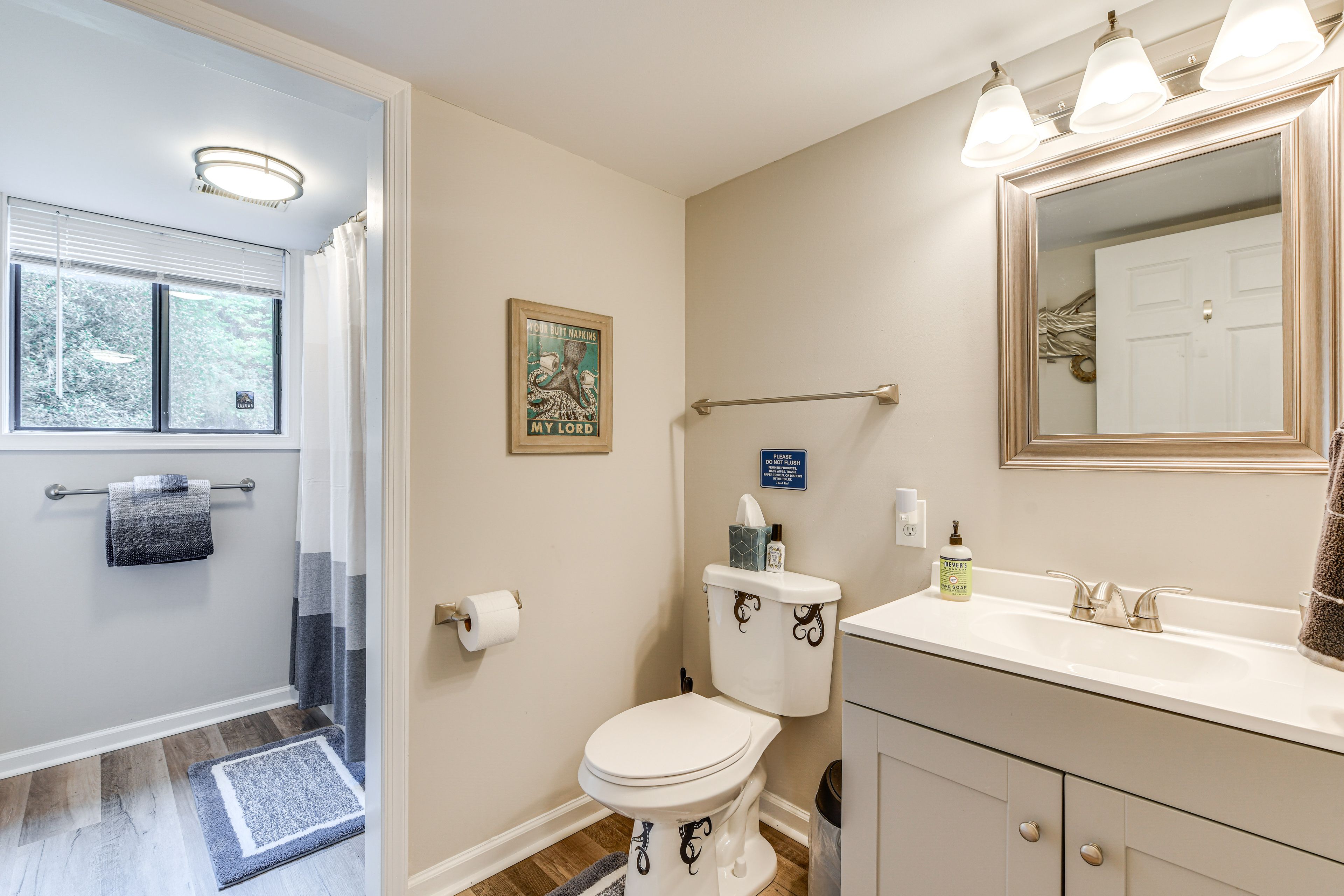 Full Bathroom | 1st Floor | Towels Provided
