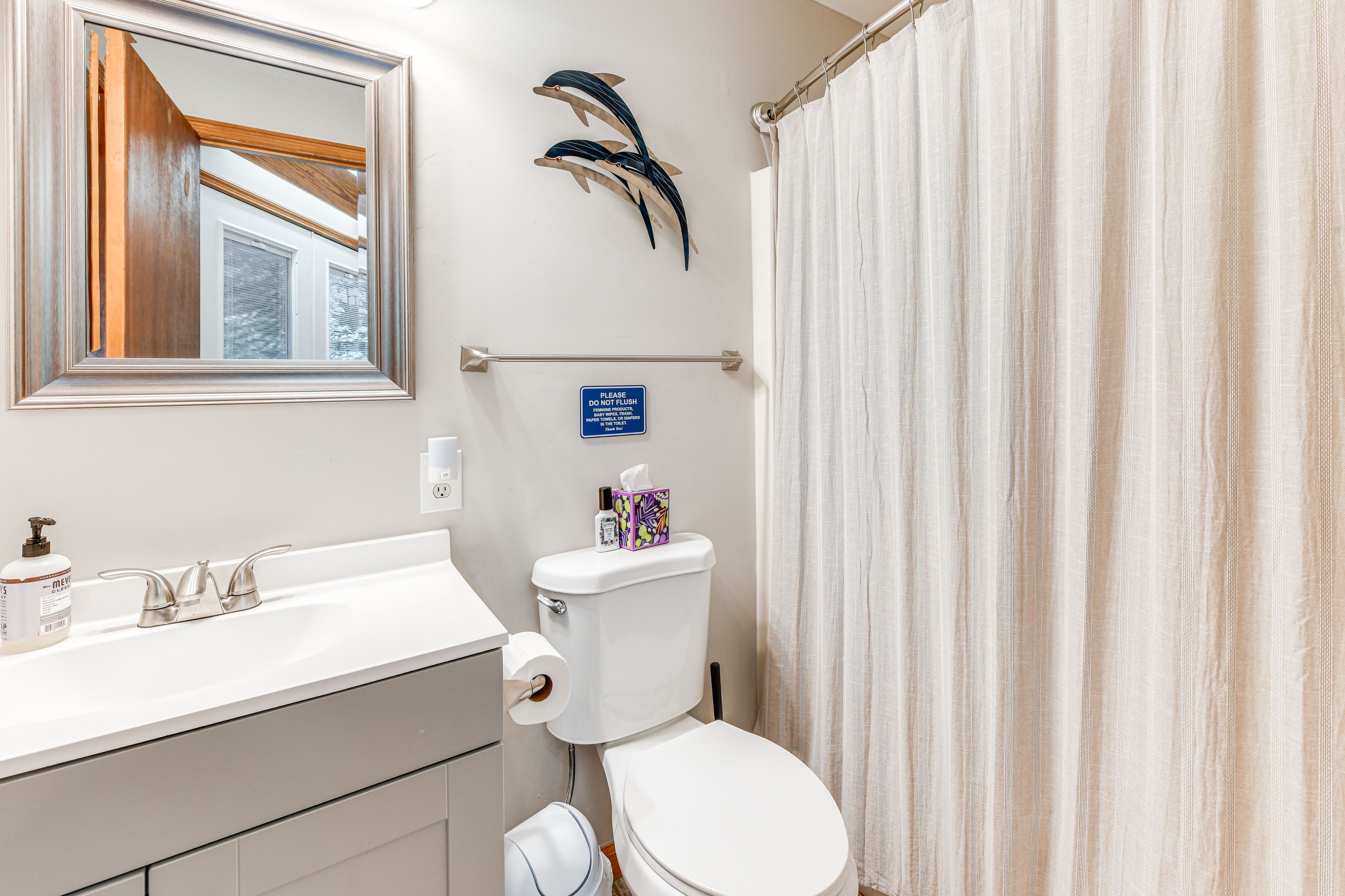 Full Bathroom | 2nd Floor | Towels Provided