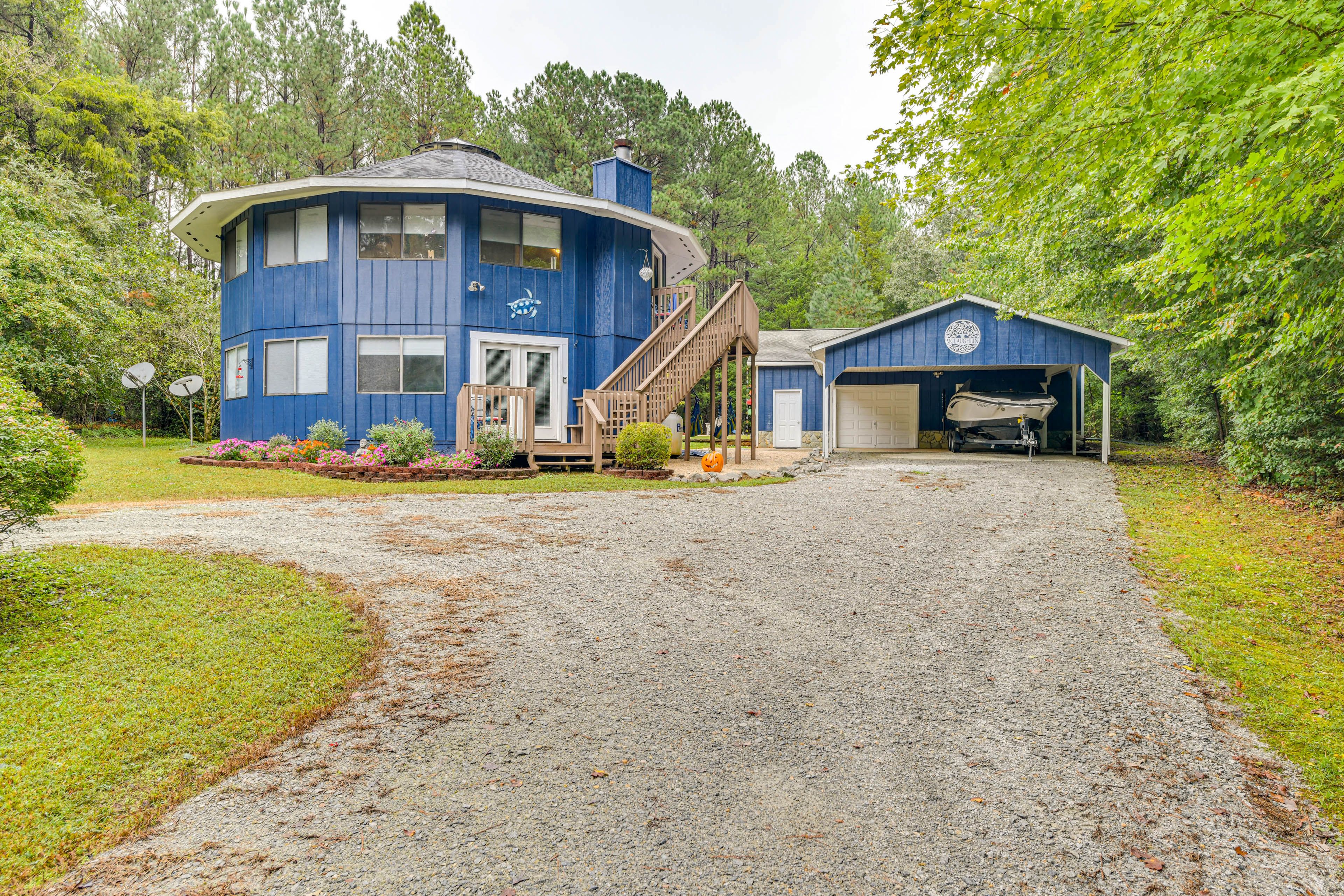 Parking | Carport ( 1 Vehicle) | Circular Driveway (4 Vehicles)