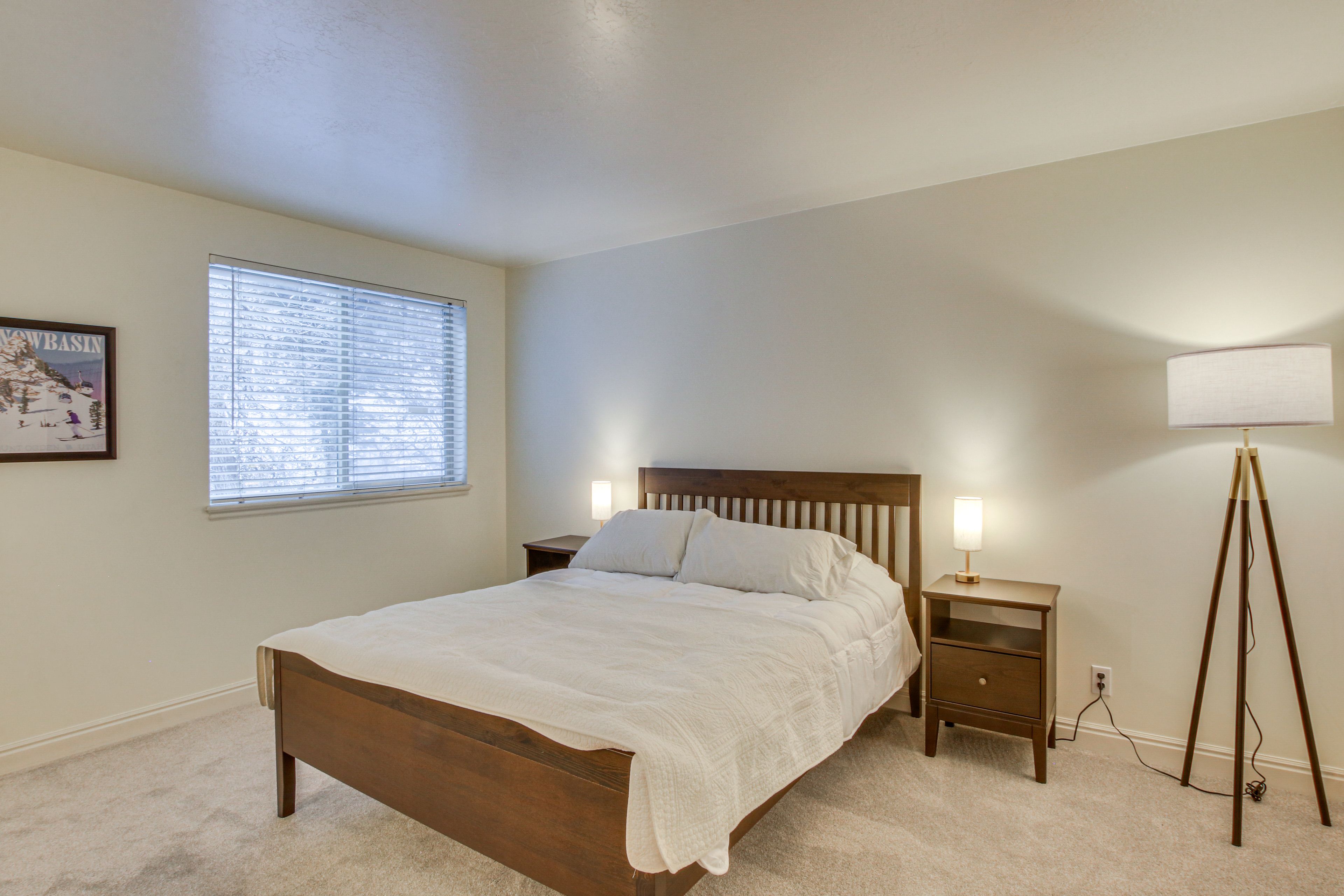 Bedroom | Queen Bed | Linens Provided | 1st Floor