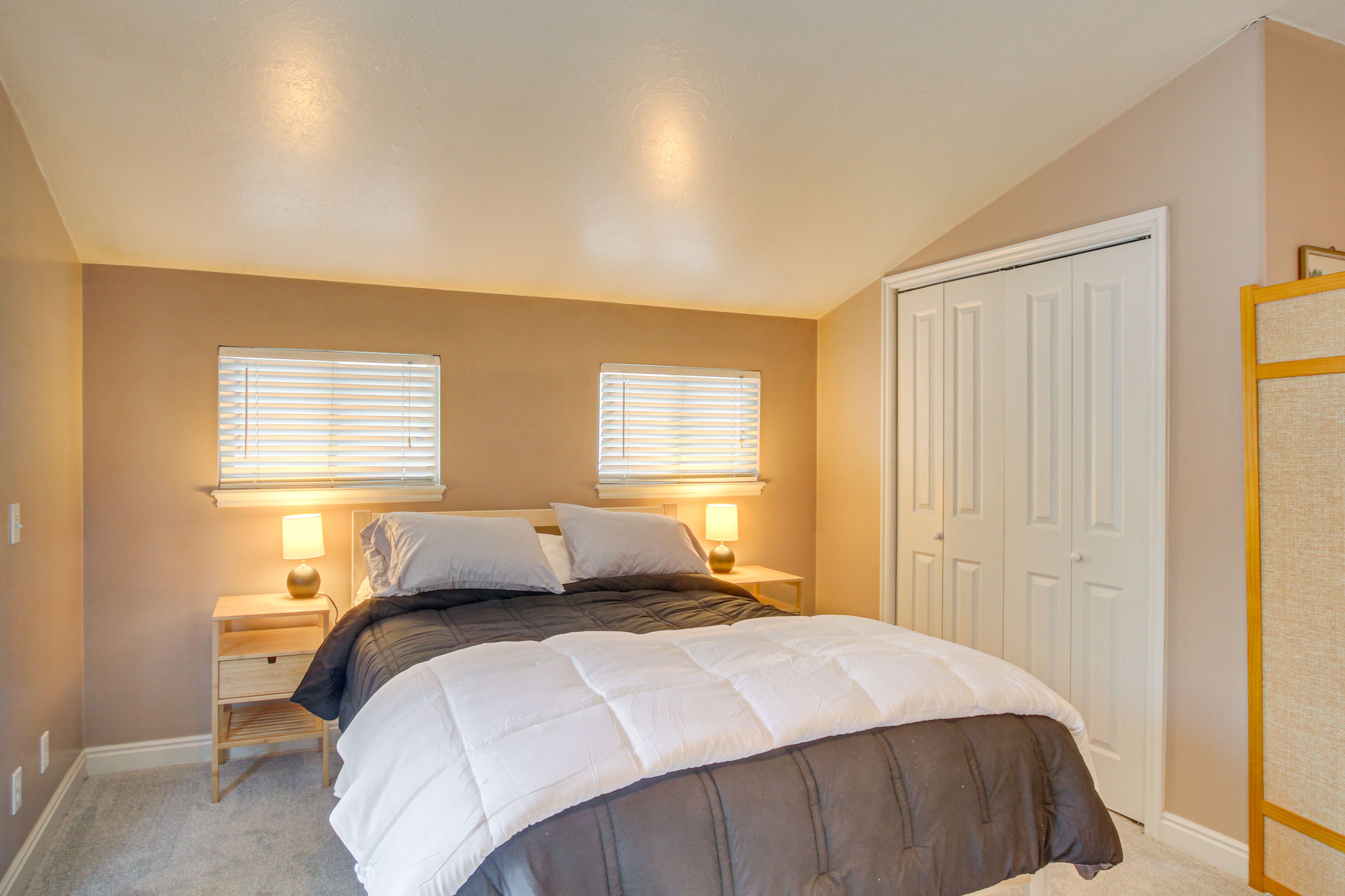 Loft | Queen Bed | 2nd Floor