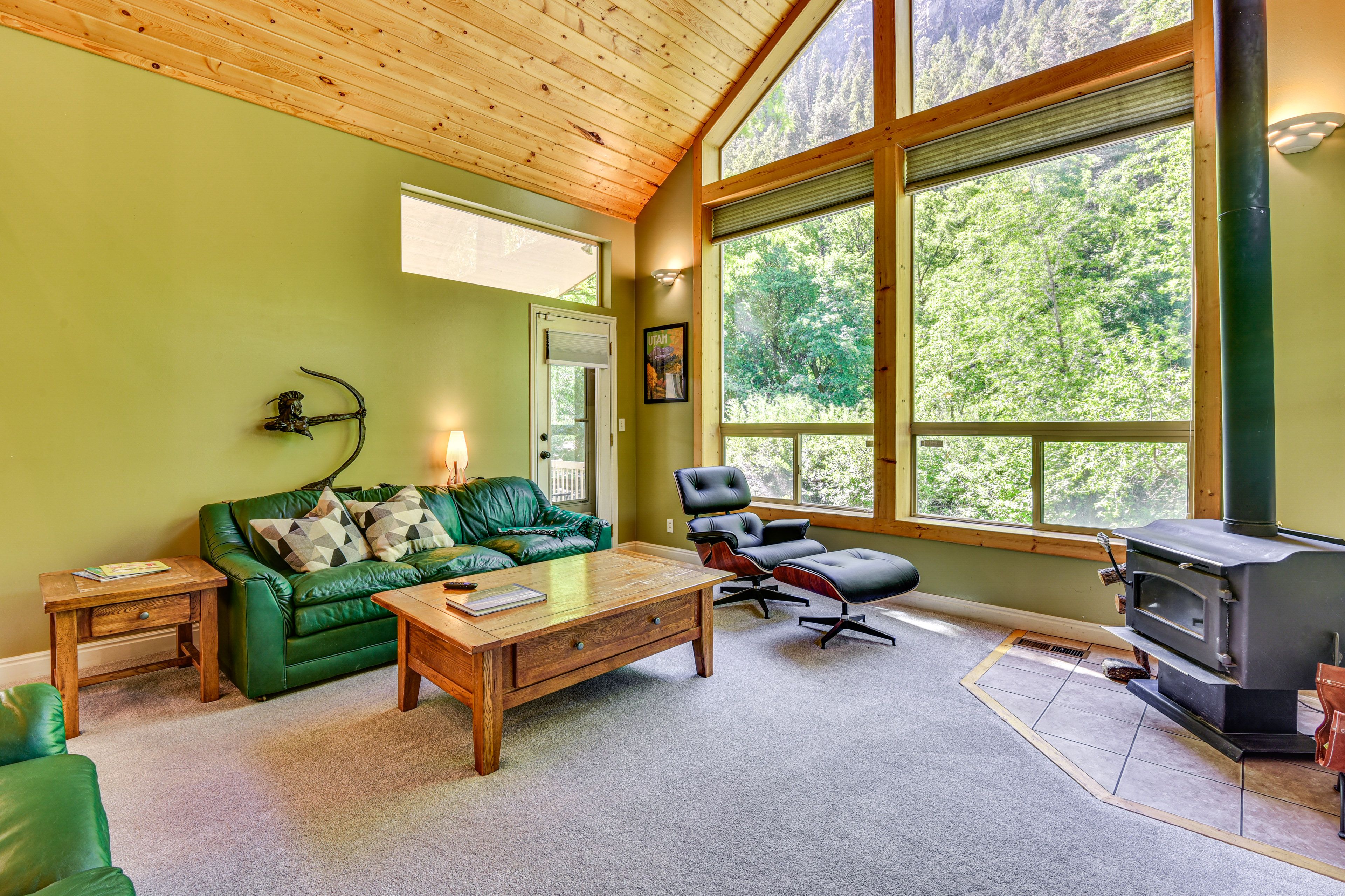 Living Room | Central Heating & A/C | Free WiFi | 1st Floor